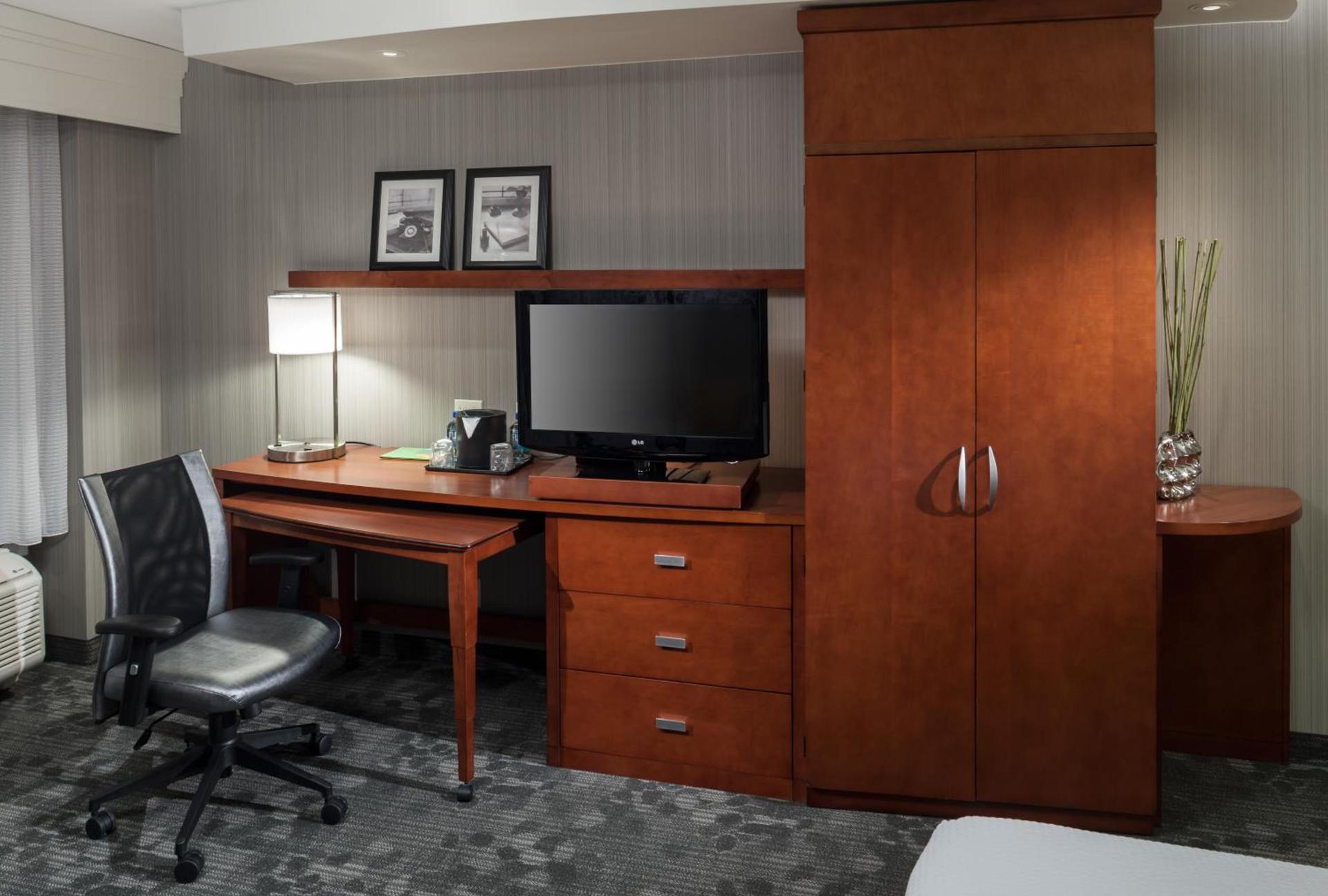 Courtyard by Marriott Santa Clarita Valencia photo 3