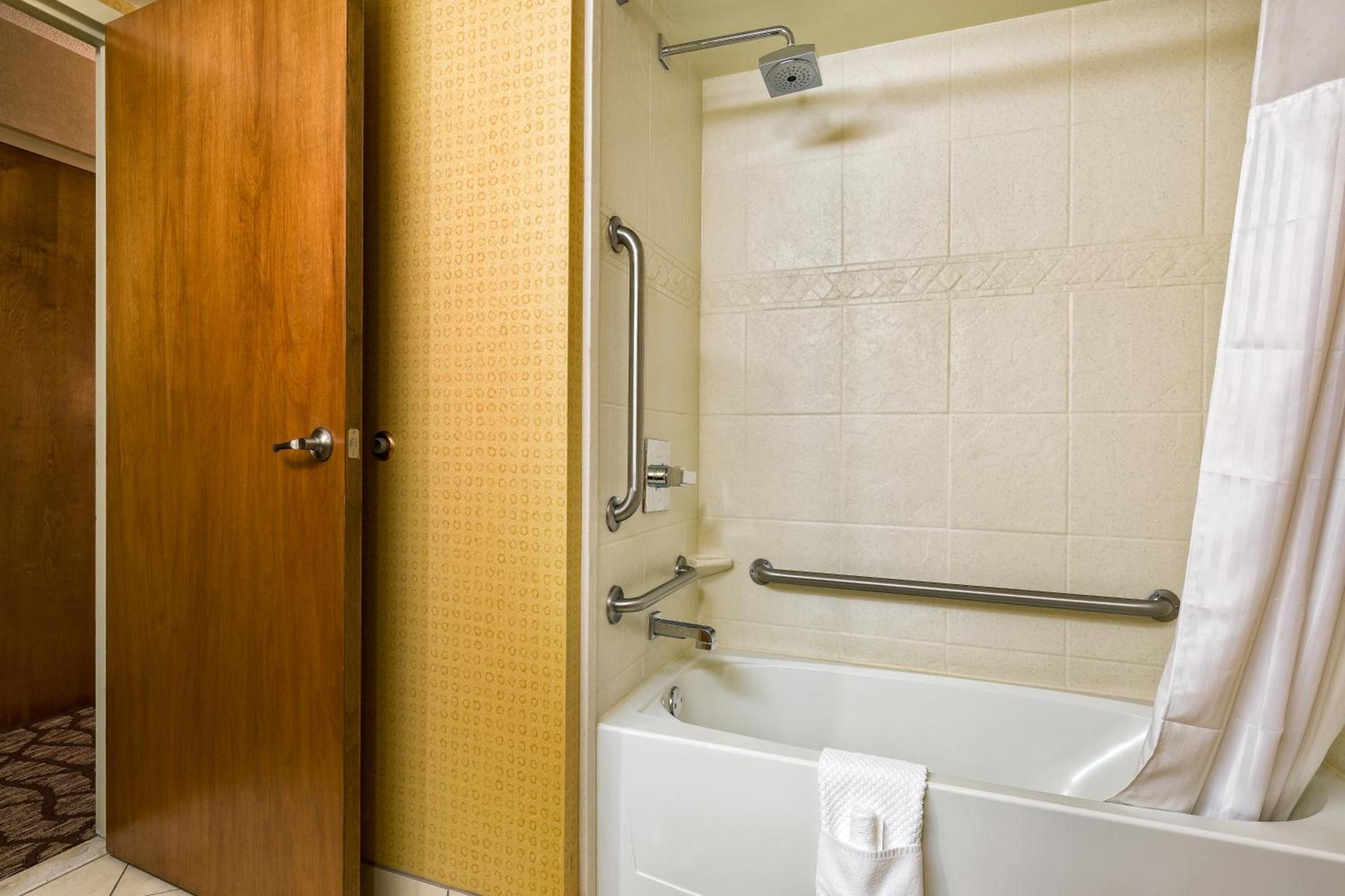DoubleTree by Hilton Johnson City photo 43