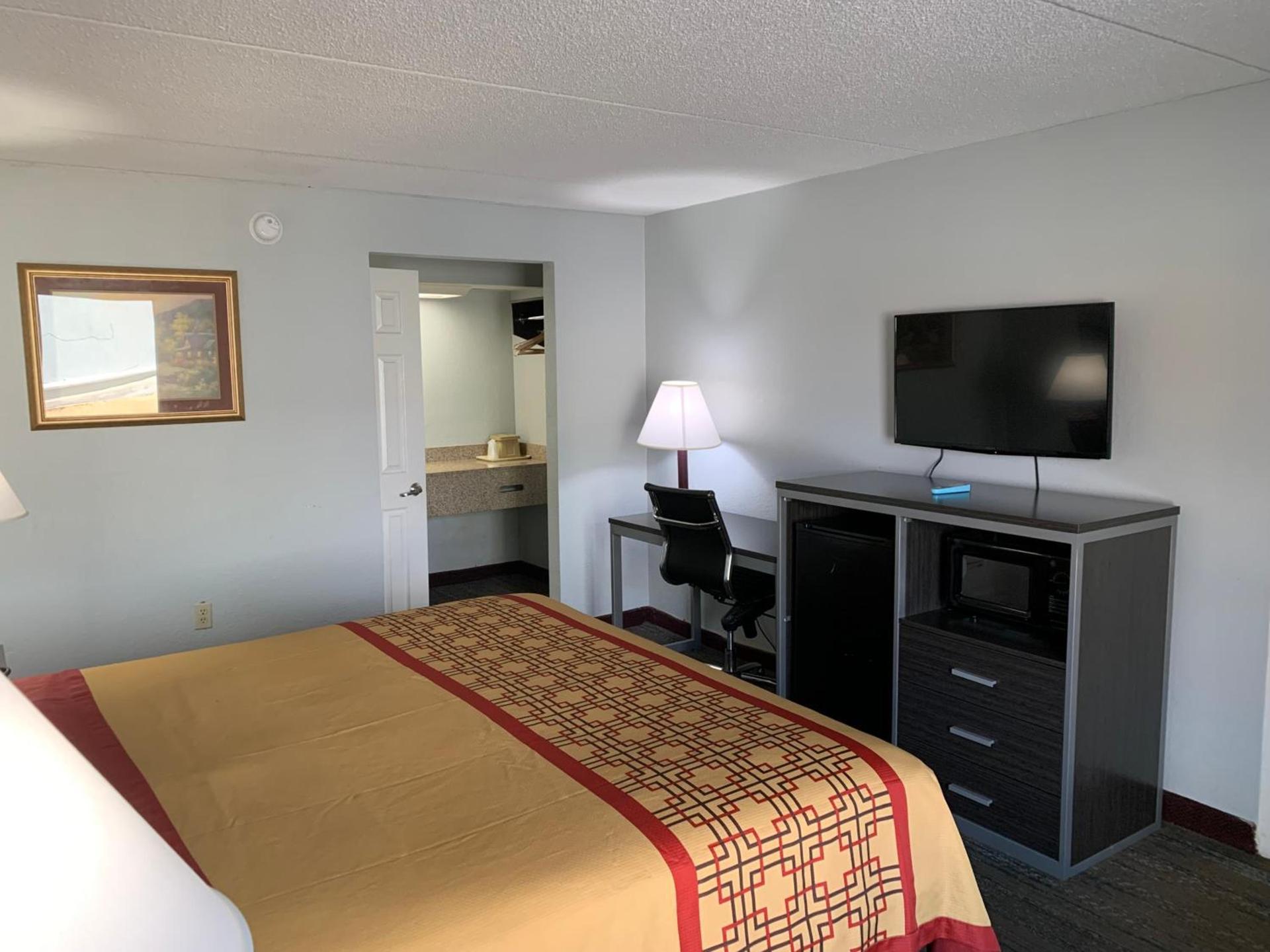 Pigeon Forge Parkway Inn photo 56