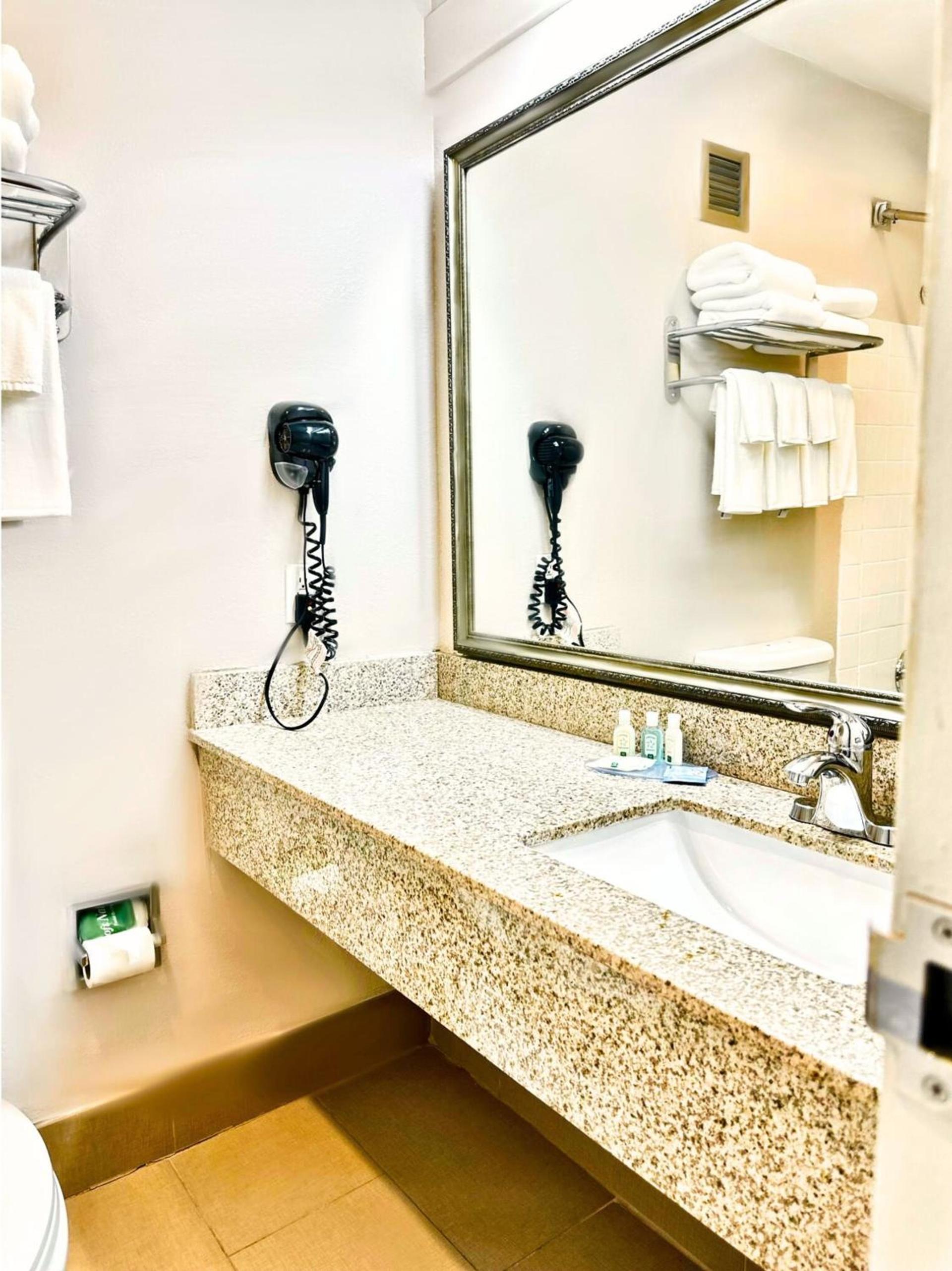 Quality Inn Fort Worth - Downtown East photo 12