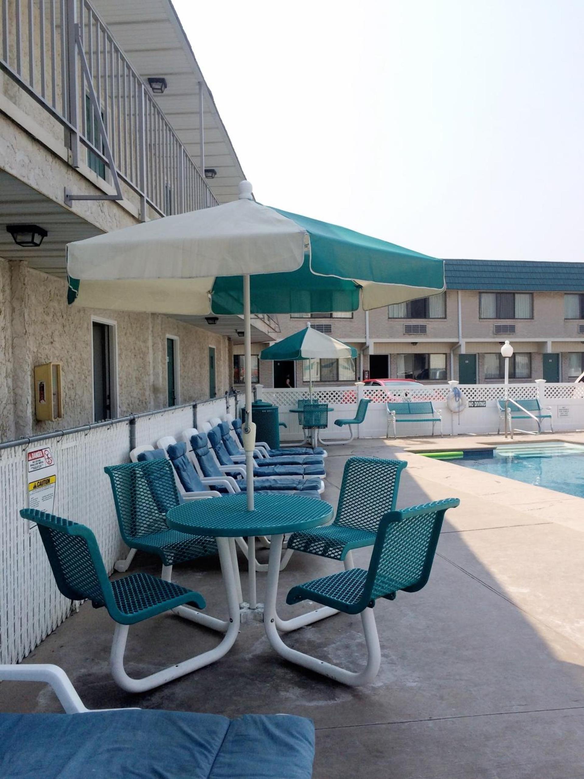 Sand Pebble Motor Lodge photo 9
