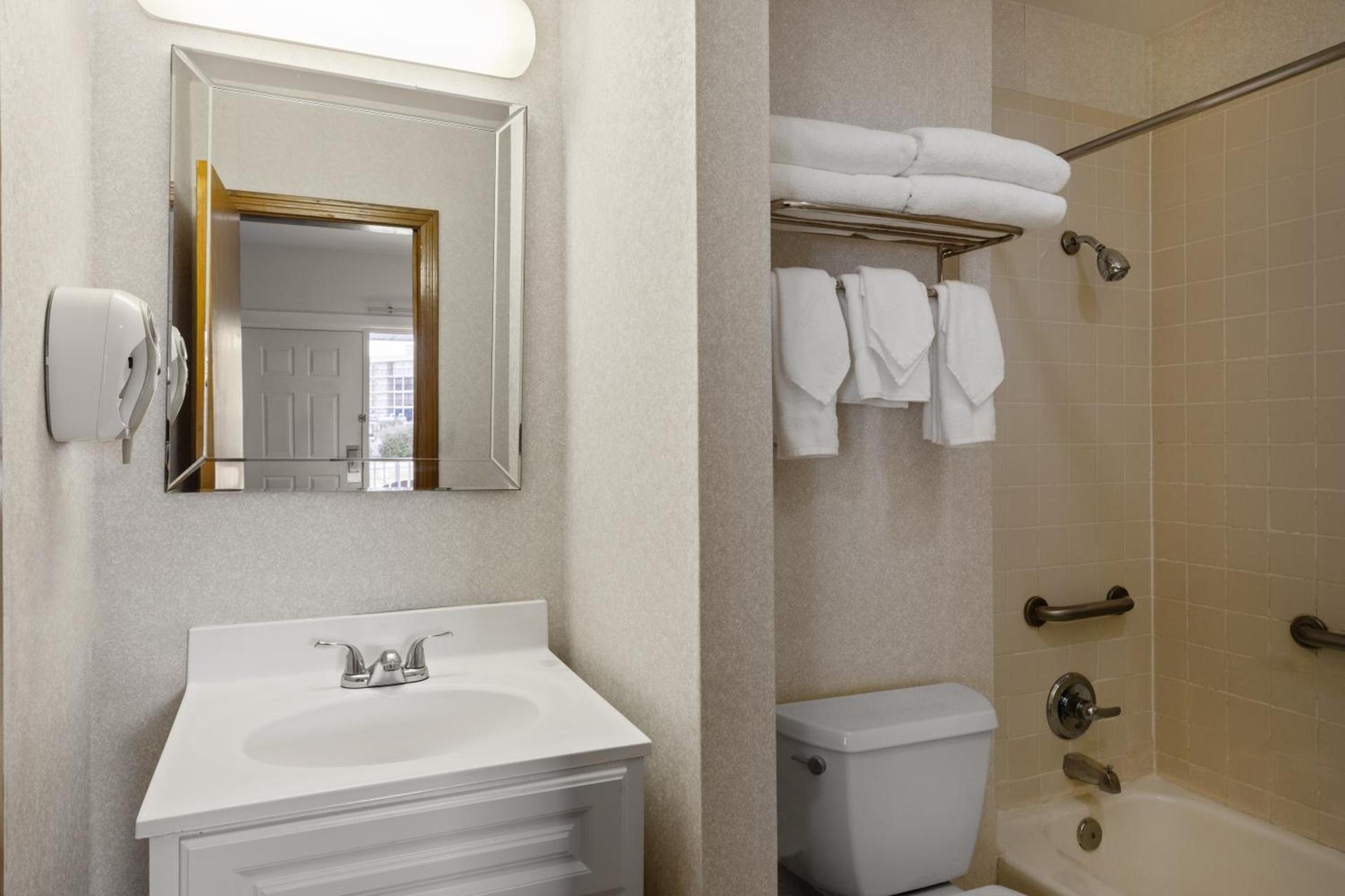Days Inn by Wyndham Kill Devil Hills Oceanfront - Wilbur photo 39