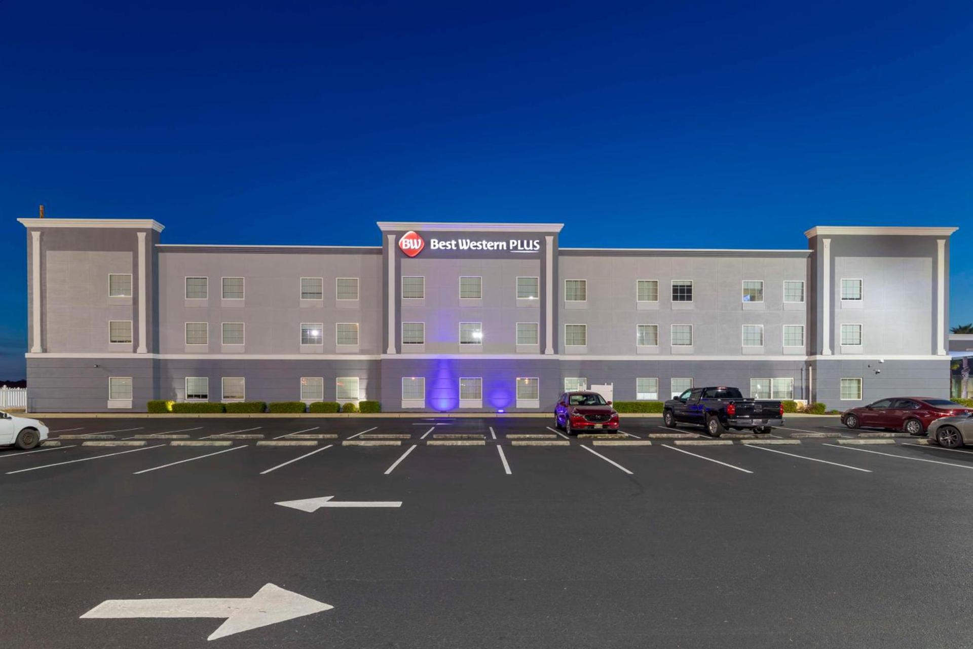 Best Western Plus Brunswick Inn & Suites — hotel in Brunswick