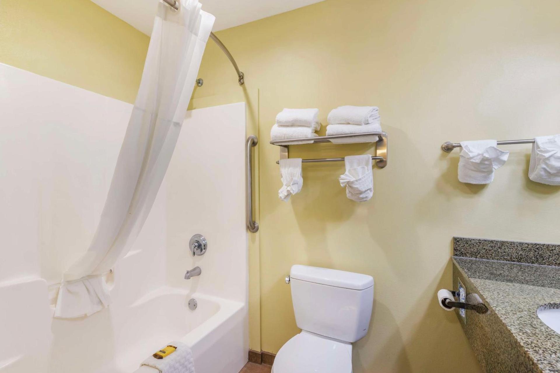 Best Western Plus Brunswick Inn & Suites photo 33
