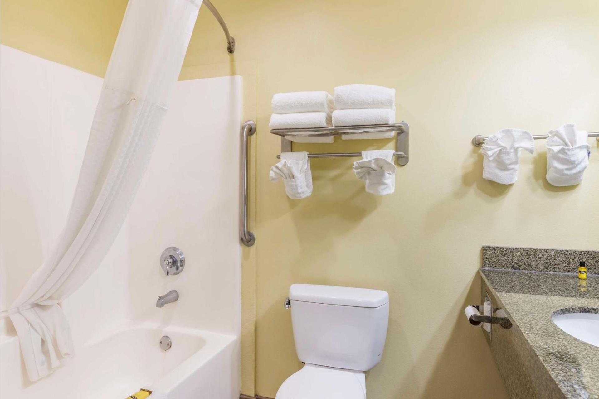 Best Western Plus Brunswick Inn & Suites photo 34