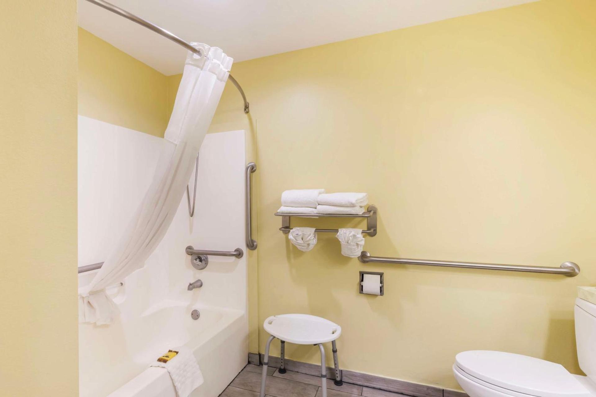 Best Western Plus Brunswick Inn & Suites photo 35