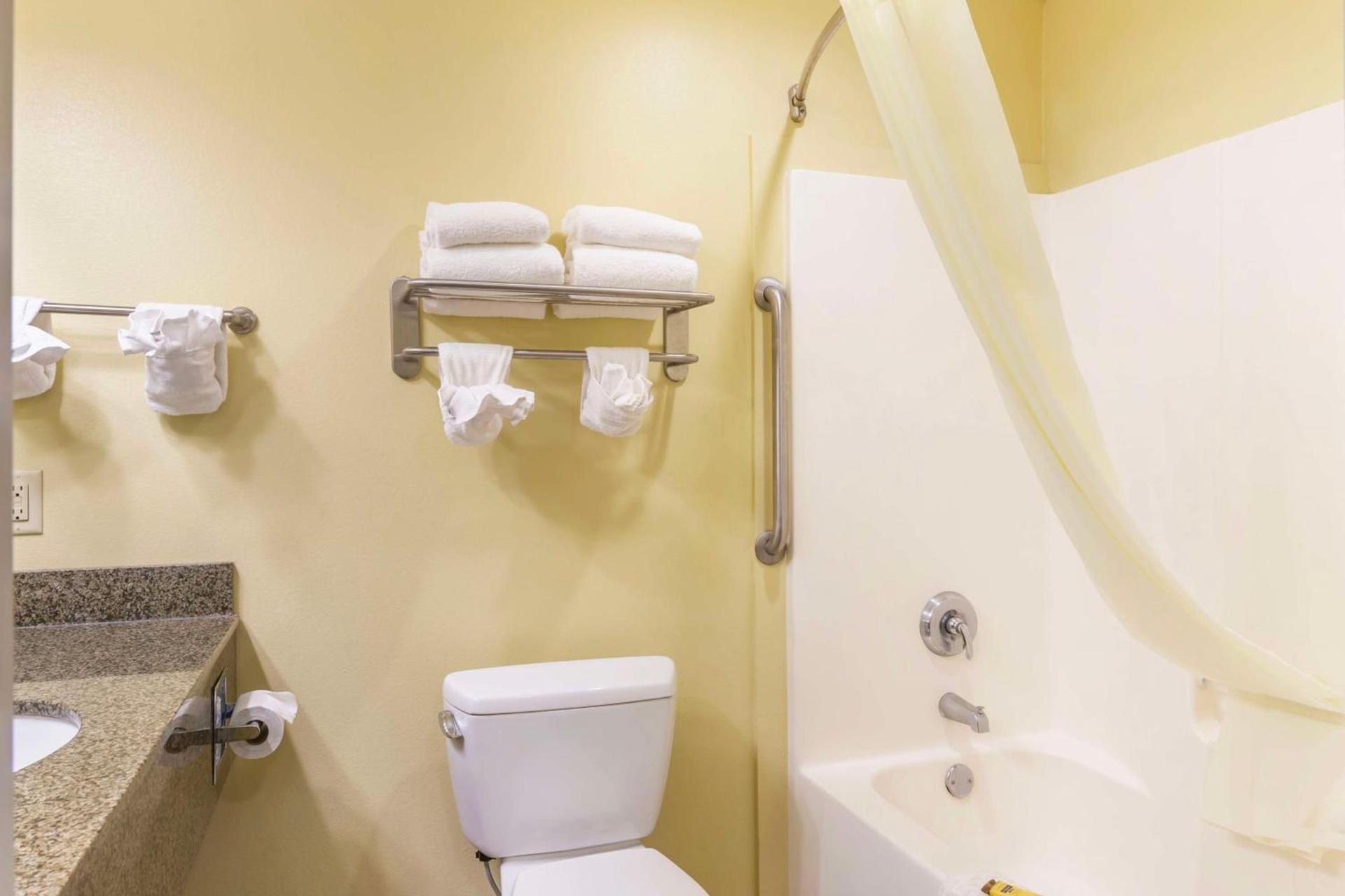Best Western Plus Brunswick Inn & Suites photo 36