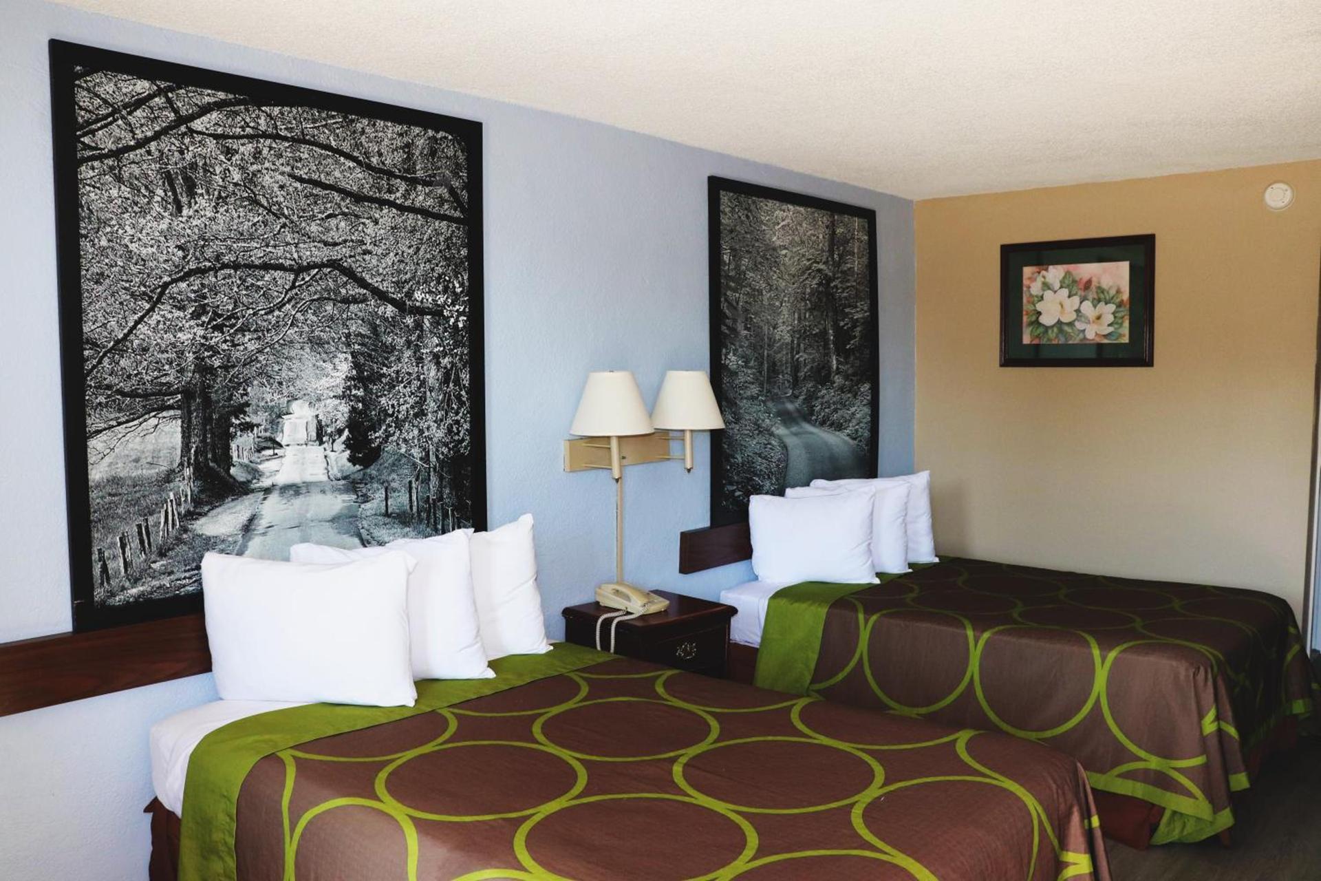 Super 8 by Wyndham Clarksville East photo 2