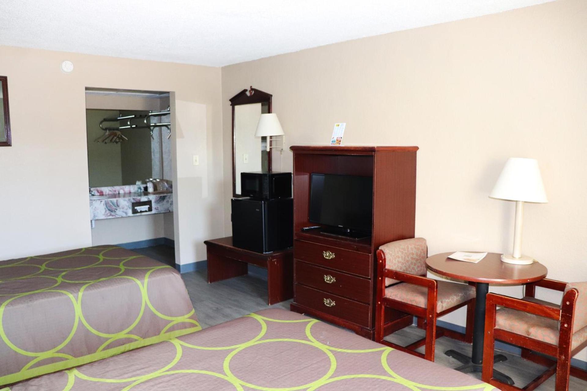 Super 8 by Wyndham Clarksville East photo 11