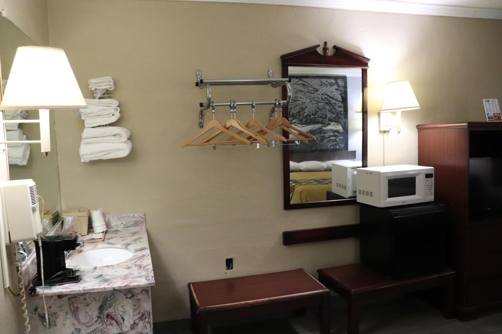 Super 8 by Wyndham Clarksville East photo 23