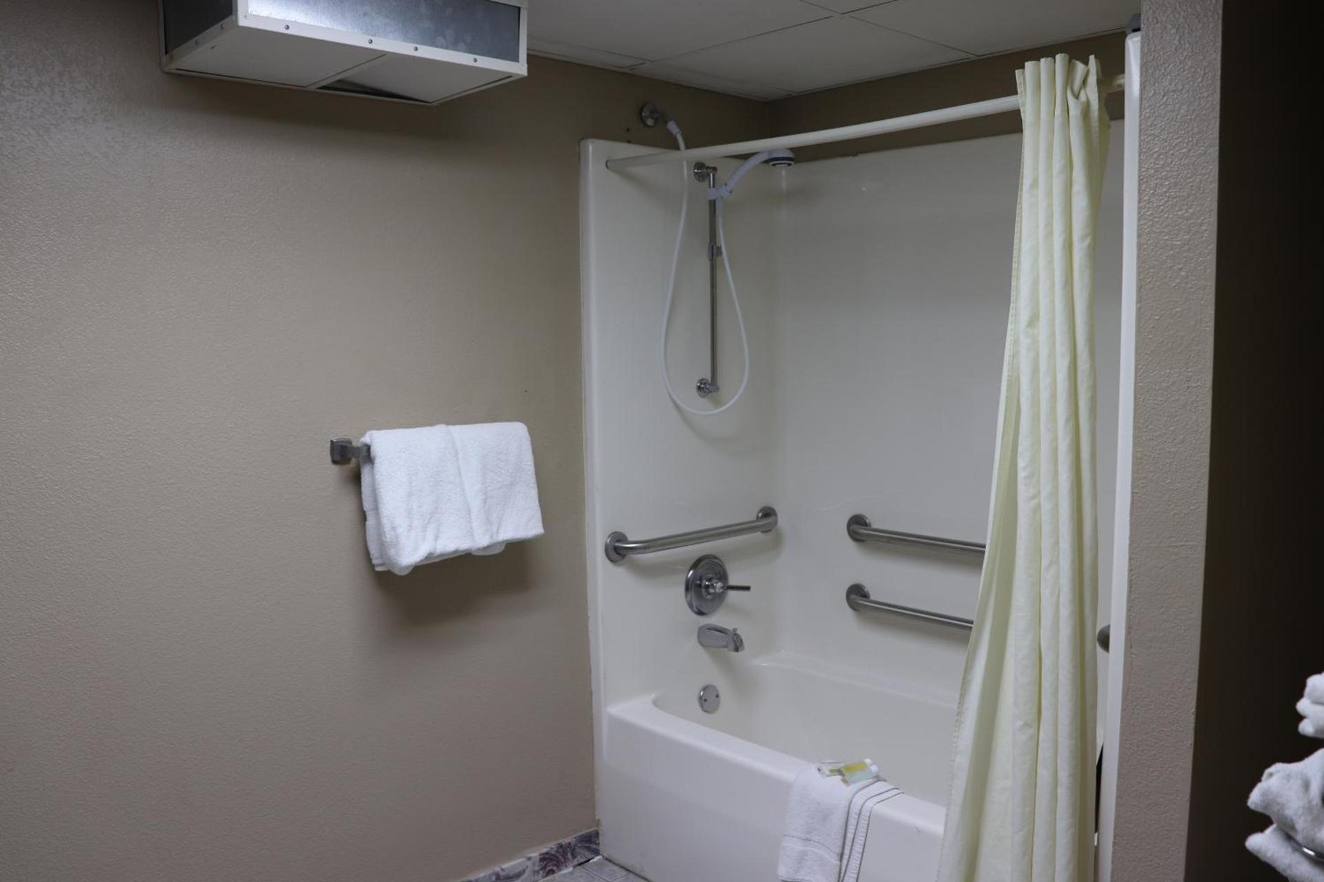 Super 8 by Wyndham Clarksville East photo 25