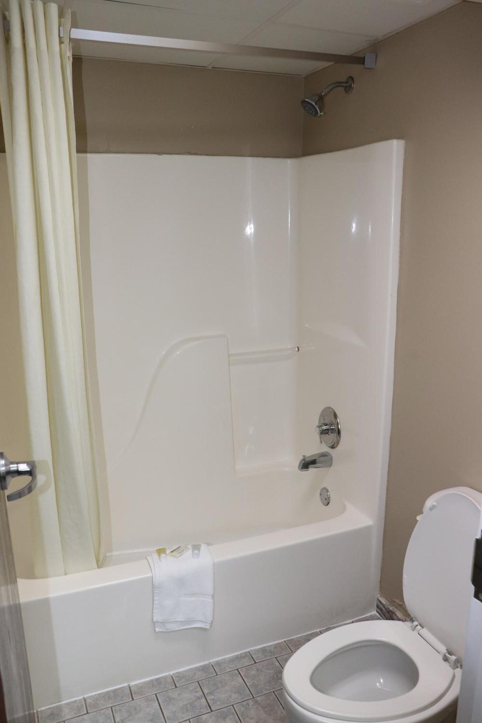 Super 8 by Wyndham Clarksville East photo 31