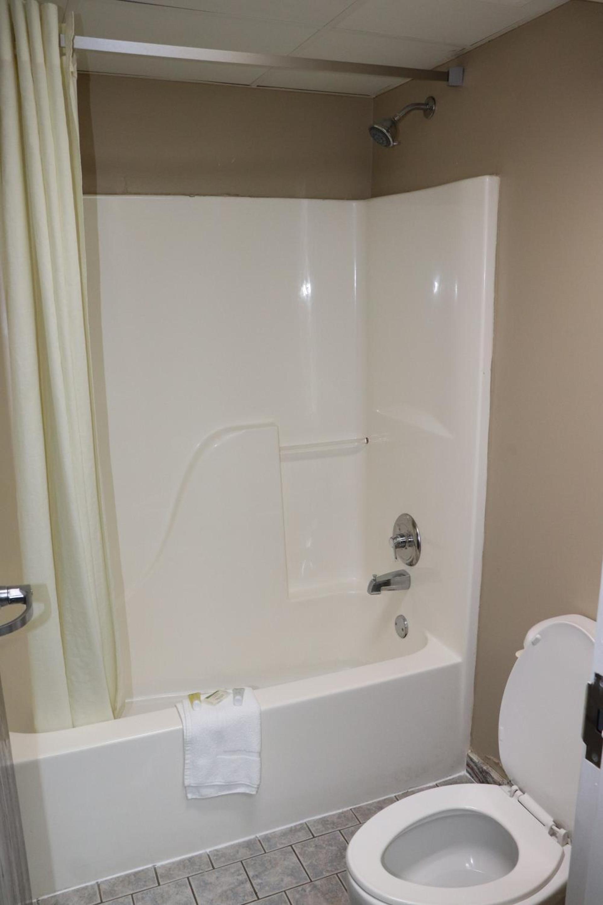 Super 8 by Wyndham Clarksville East photo 32