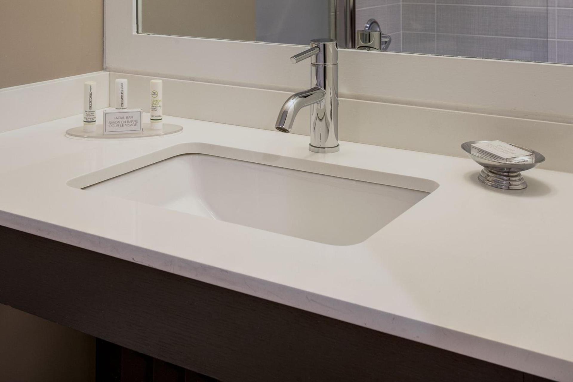 Courtyard by Marriott New York JFK Airport photo 16