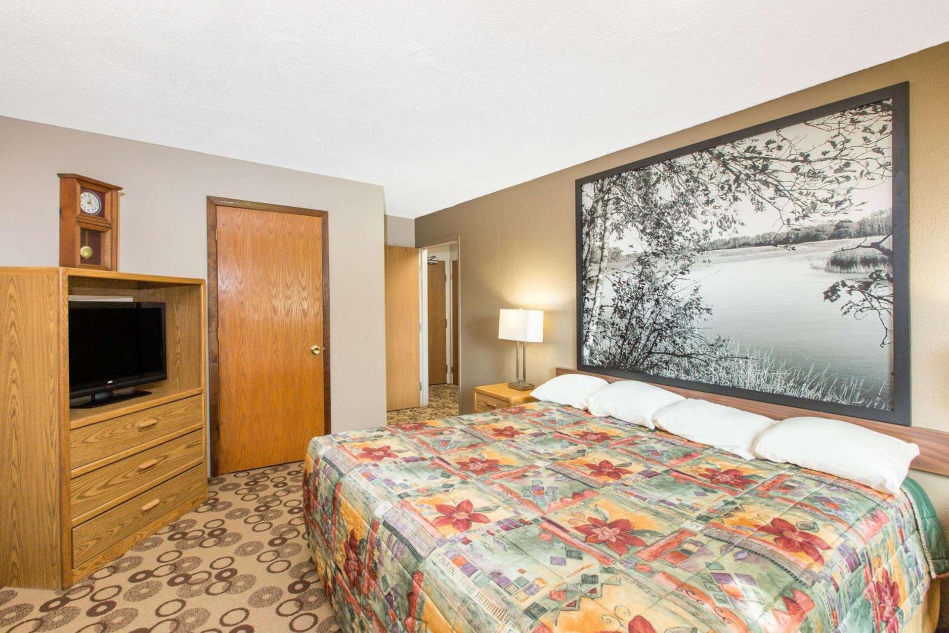 Super 8 by Wyndham Blue Earth photo 8
