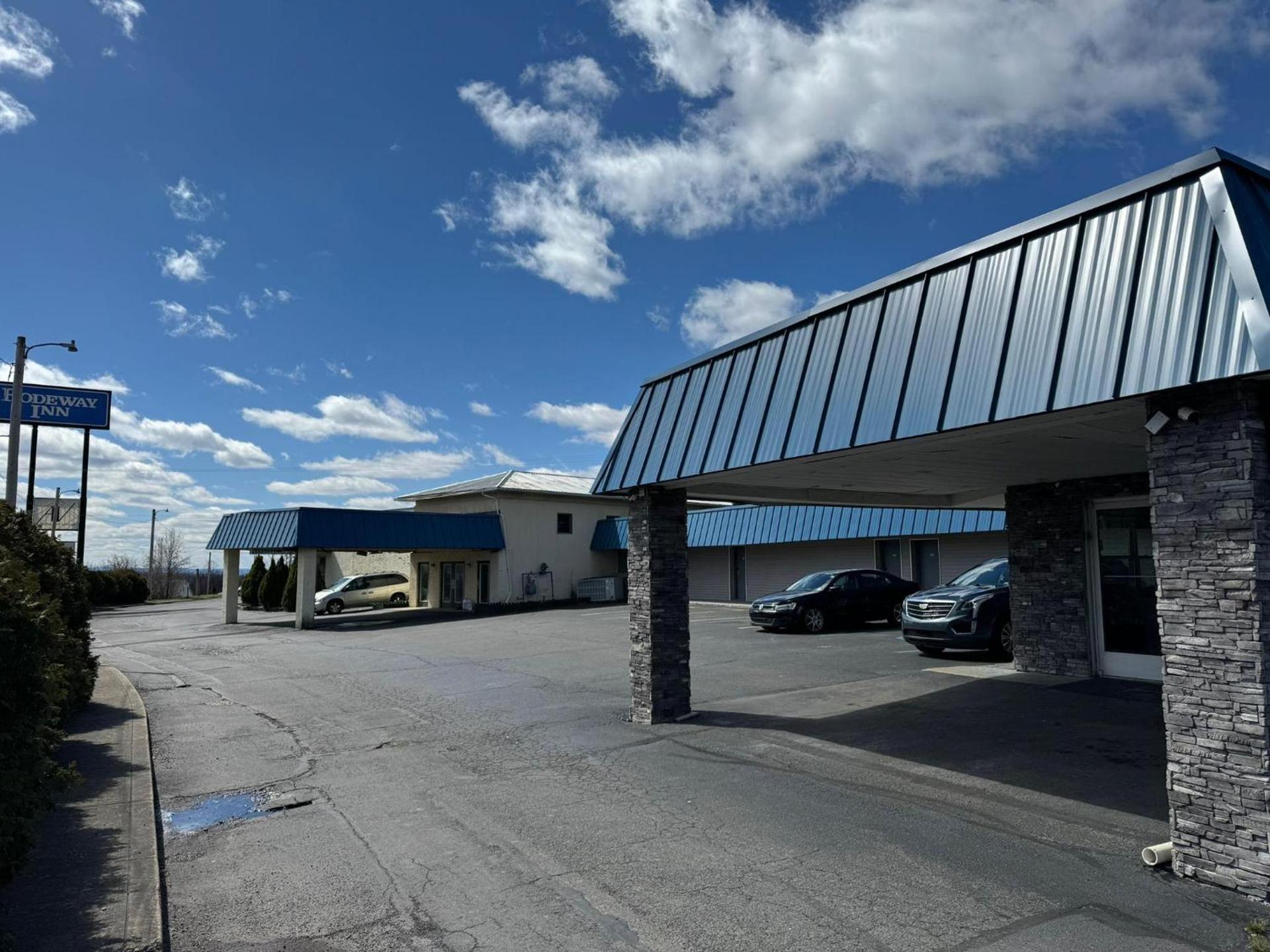 Days Inn by Wyndham Moosic photo 1