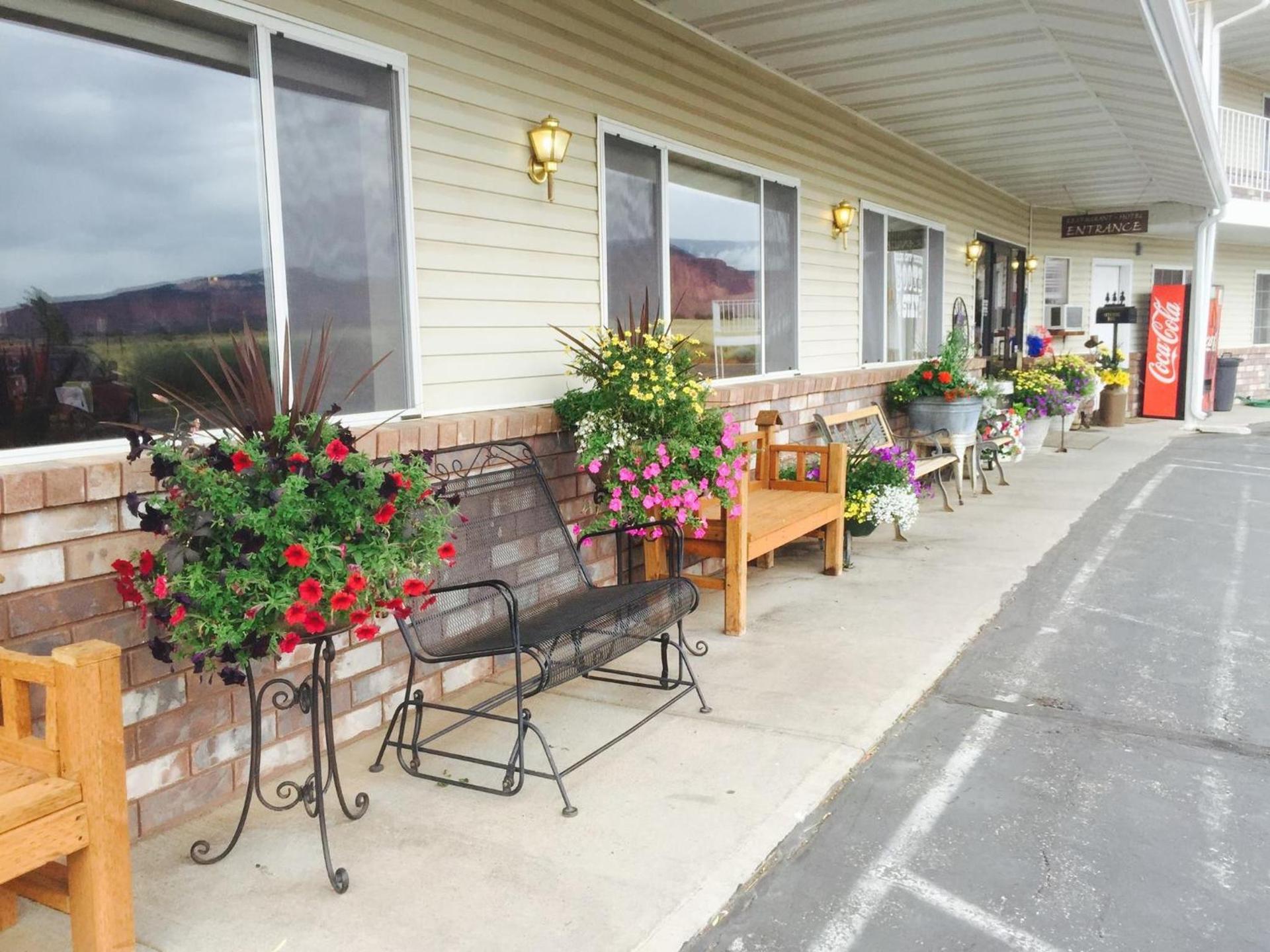Broken Spur Inn & Steakhouse photo 8