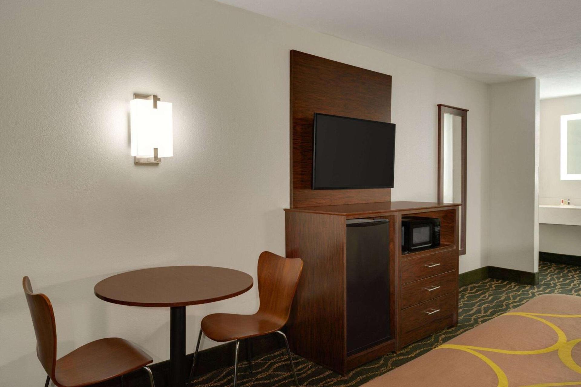 Super 8 by Wyndham Pearl/Jackson Airport photo 12