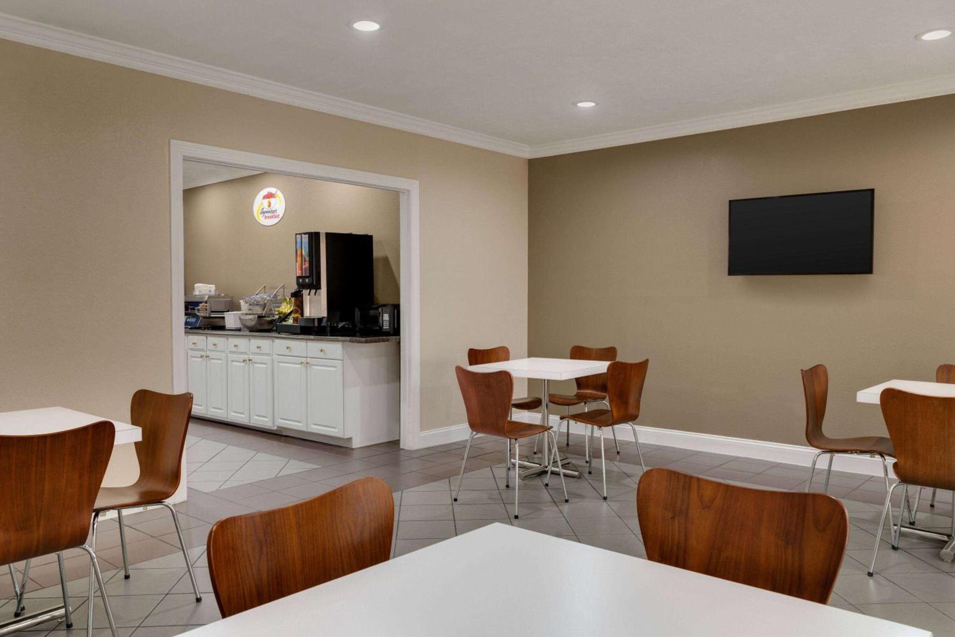 Super 8 by Wyndham Pearl/Jackson Airport photo 28