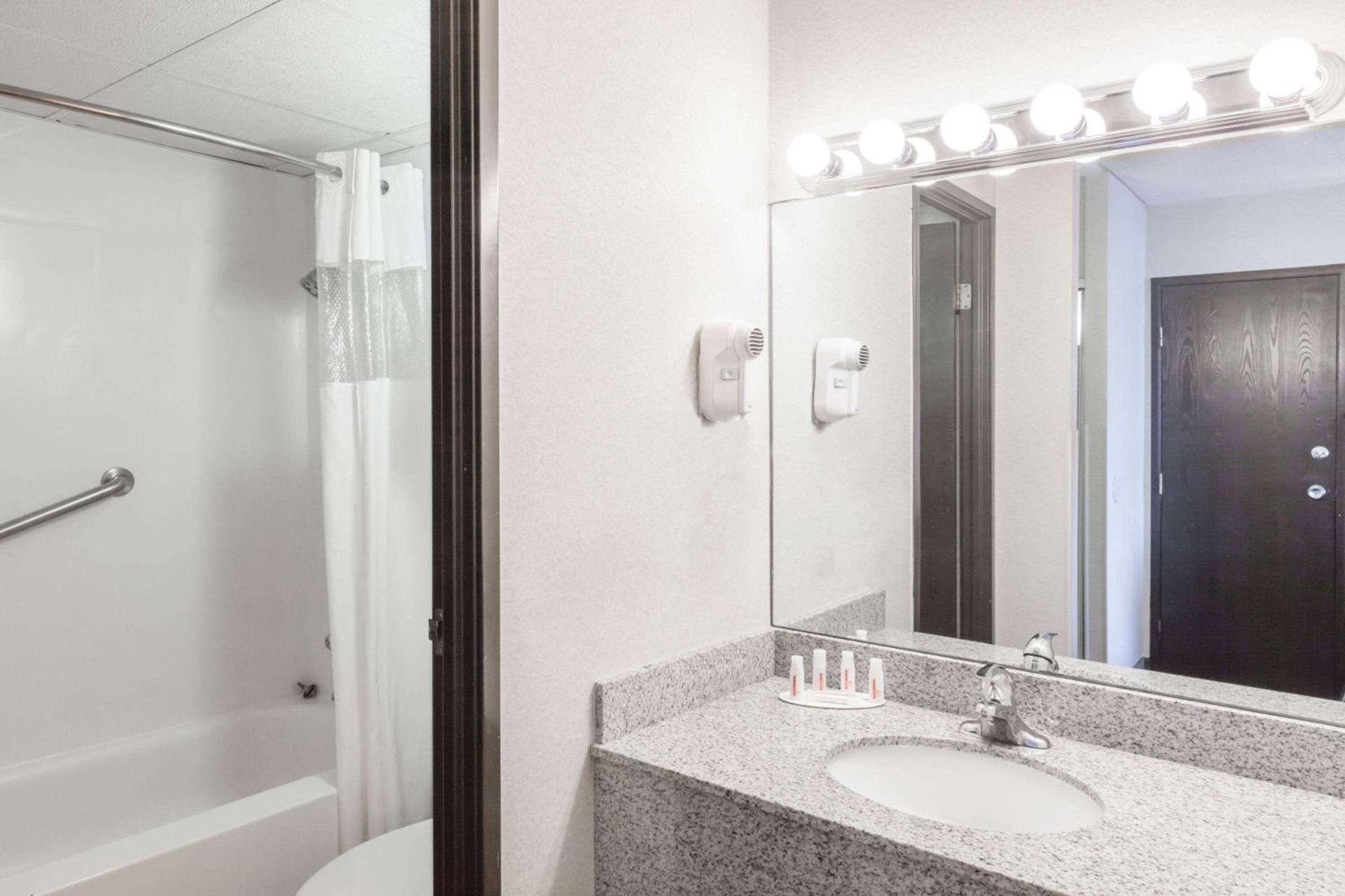 Albany Plaza Hotel photo 10