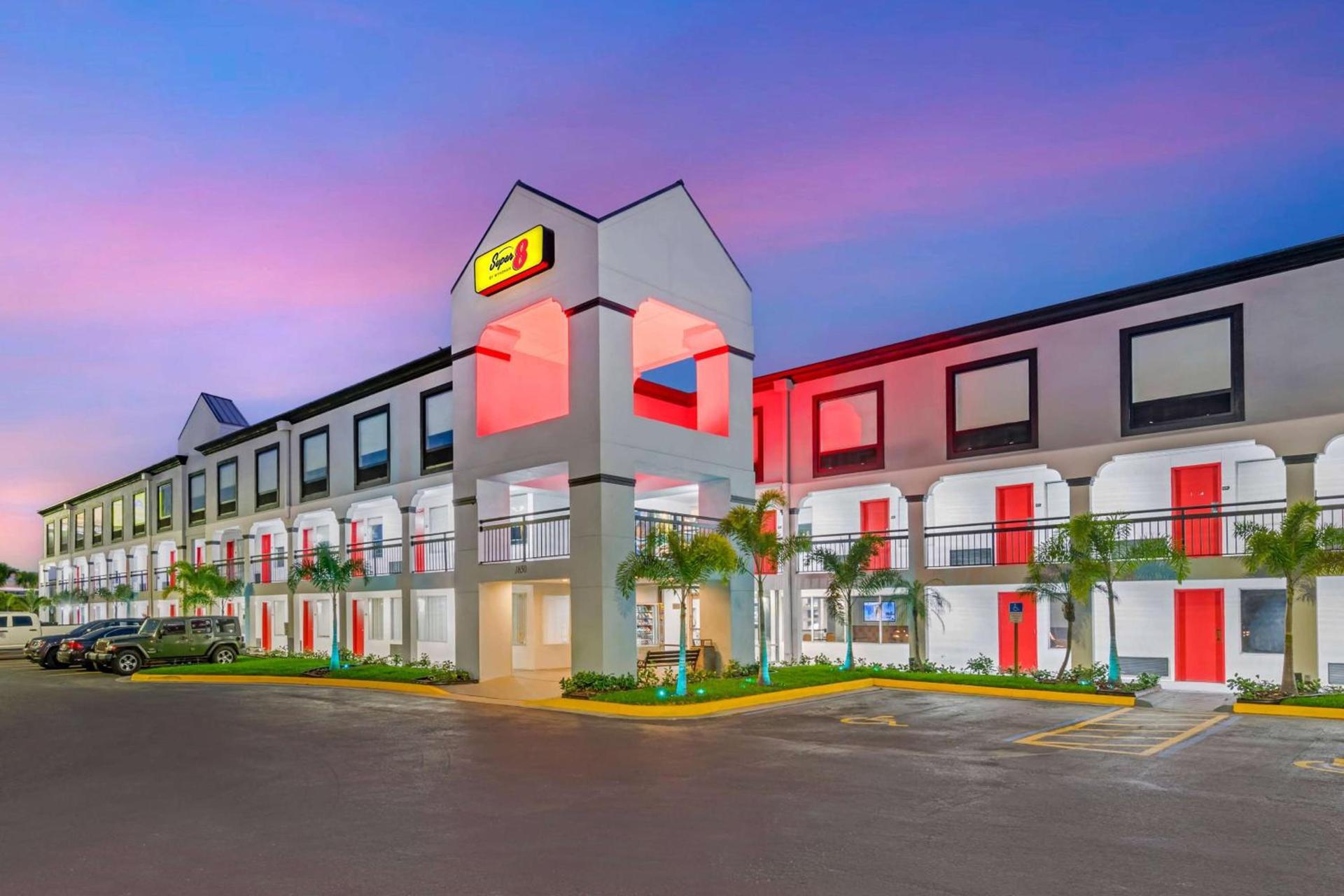 Super 8 by Wyndham Orlando Near Florida Mall photo 1