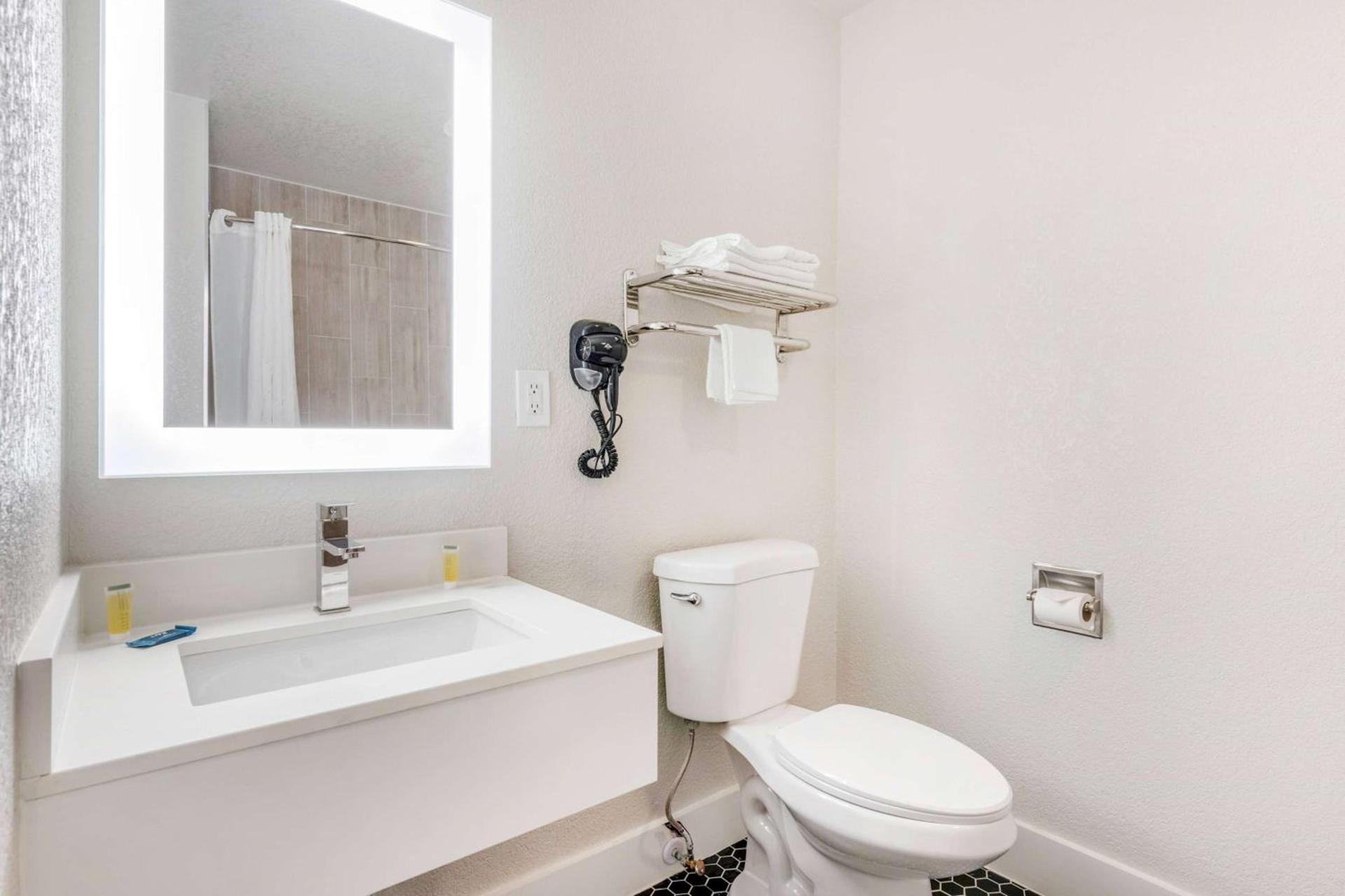 Super 8 by Wyndham Orlando Near Florida Mall photo 13