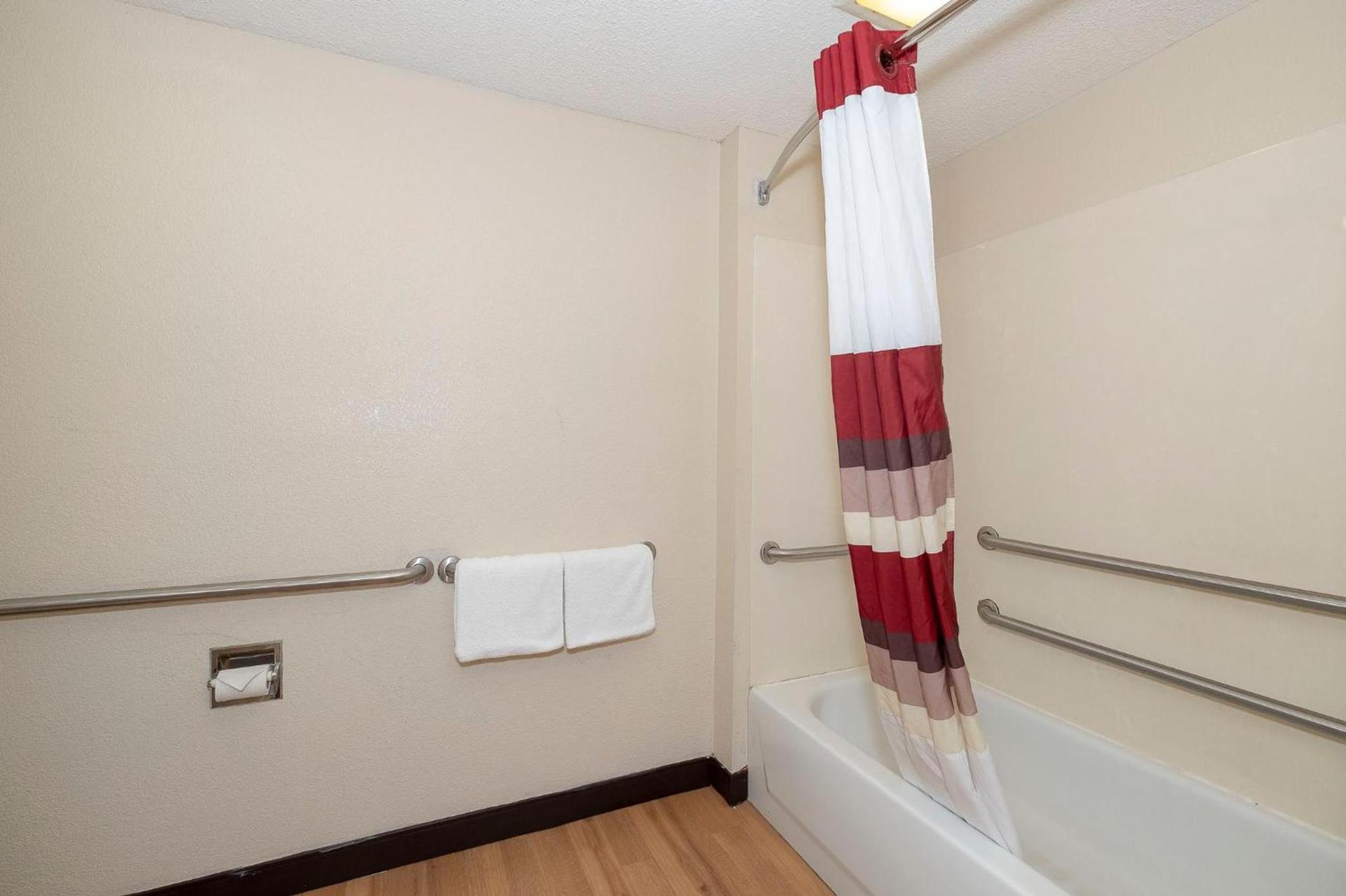 Red Roof Inn Mt Laurel photo 23