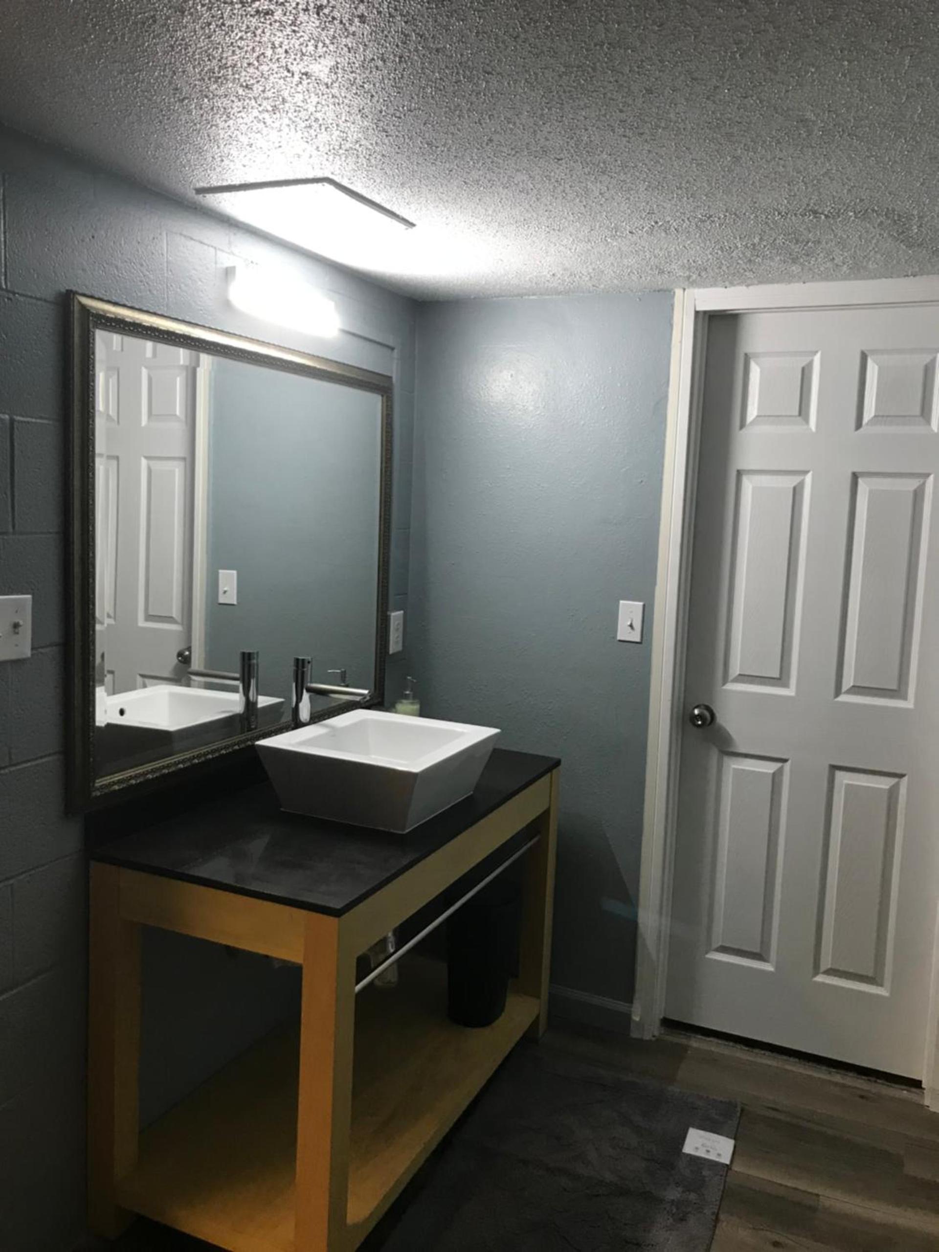 Lamplighter Motel photo 14