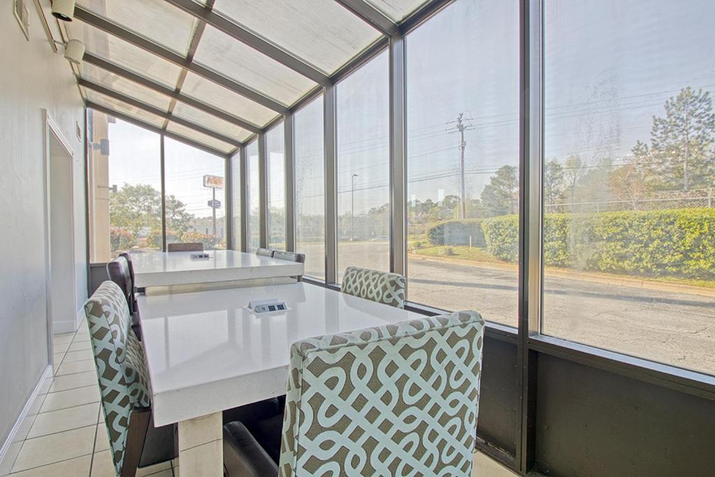 Regency Inn & Suites photo 14