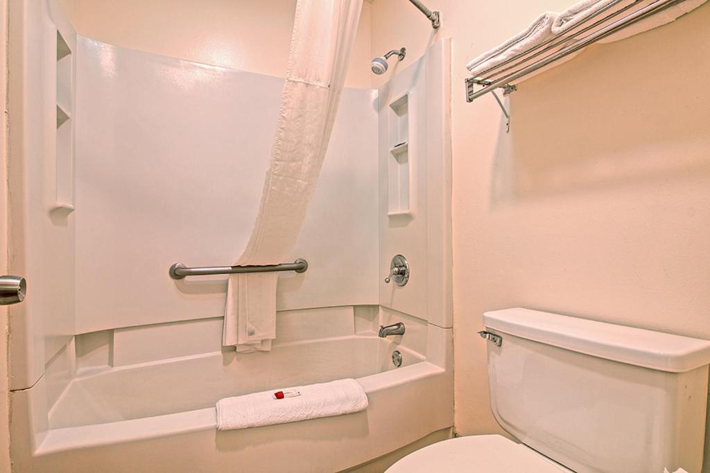 Regency Inn & Suites photo 20