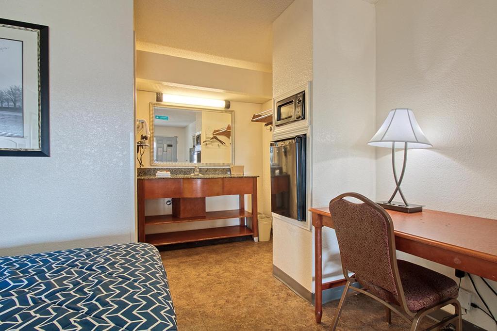 Regency Inn & Suites photo 18