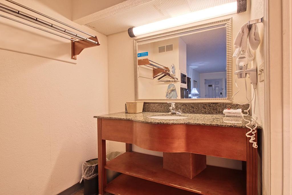 Regency Inn & Suites photo 19