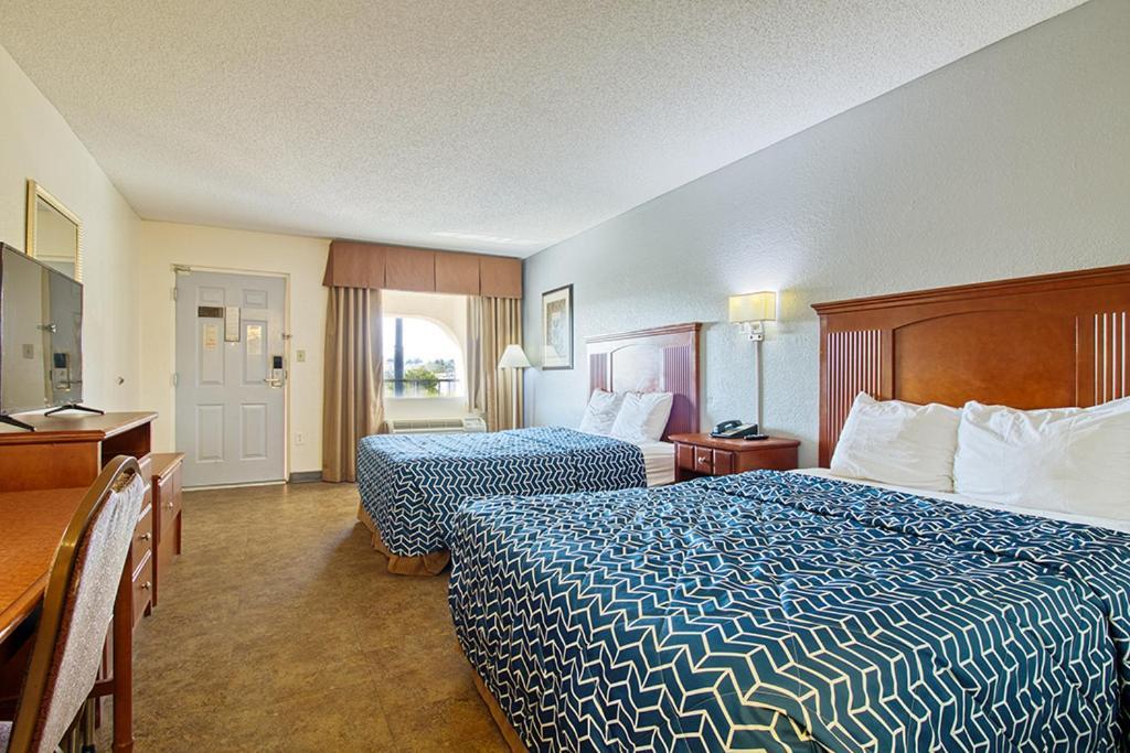 Regency Inn & Suites photo 22