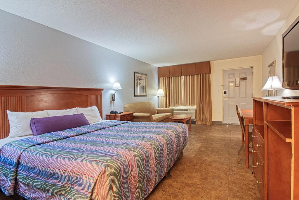 Regency Inn & Suites photo 23