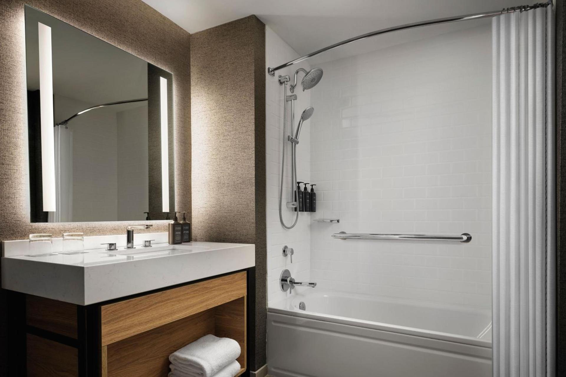 Sheraton Erie Bayfront Hotel photo 19