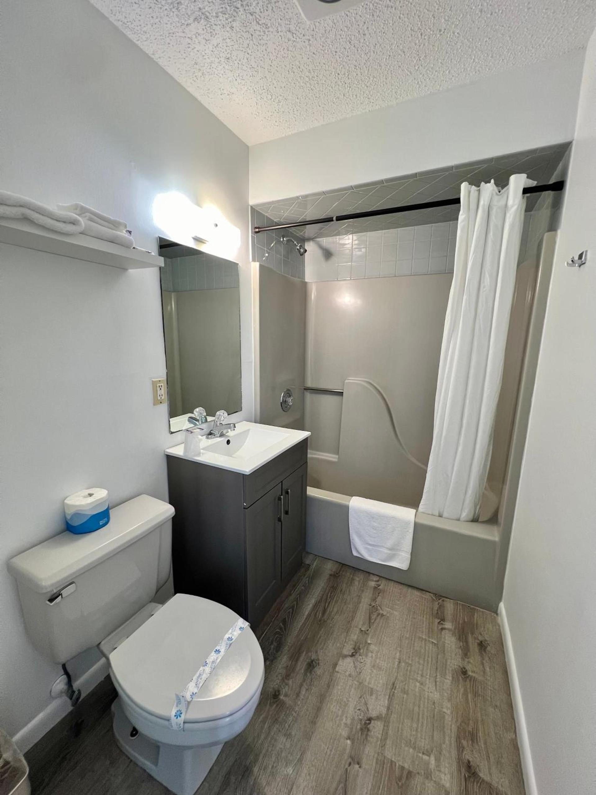 Sand Pebble Motor Lodge photo 14