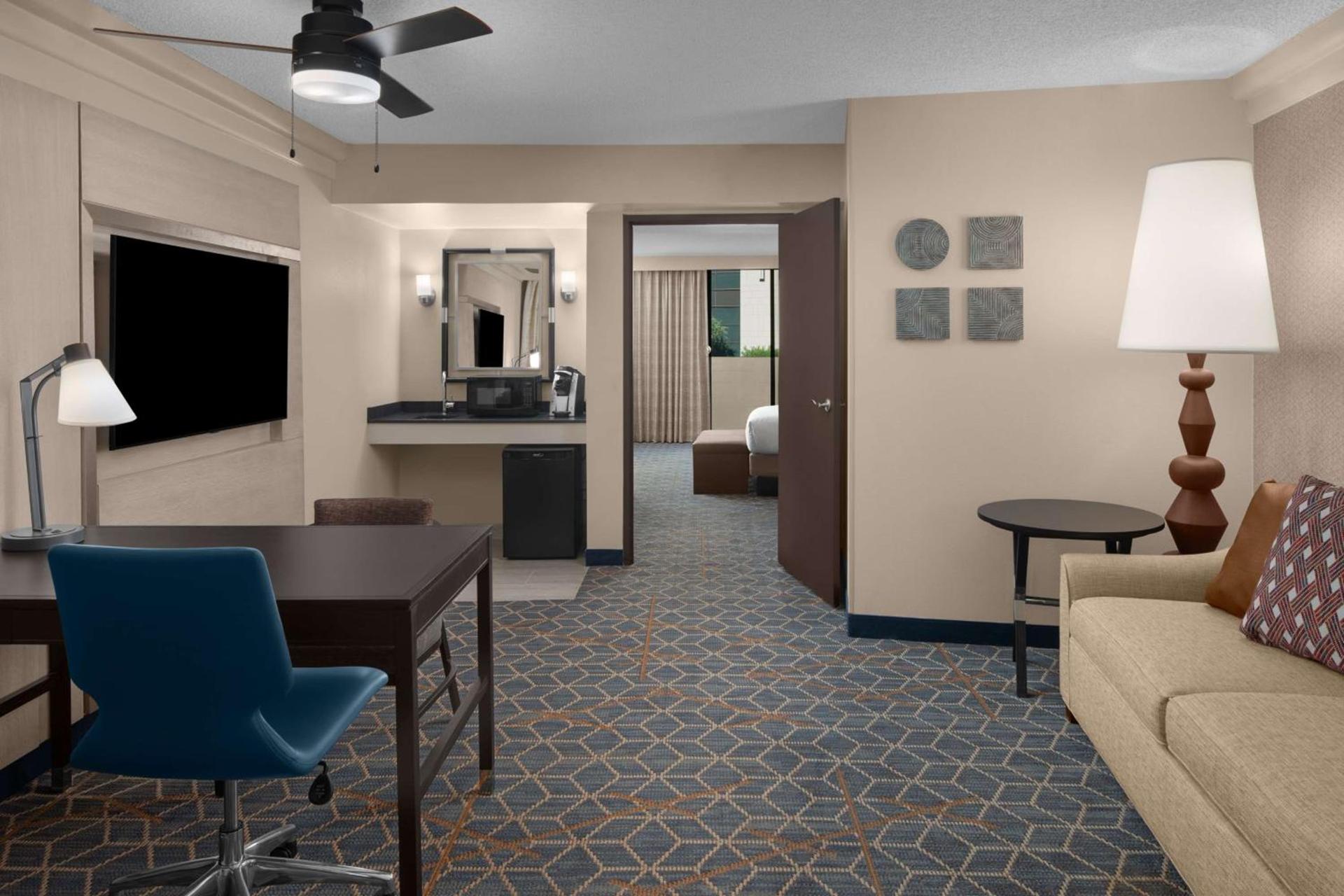 Embassy Suites by Hilton Phoenix Biltmore photo 32