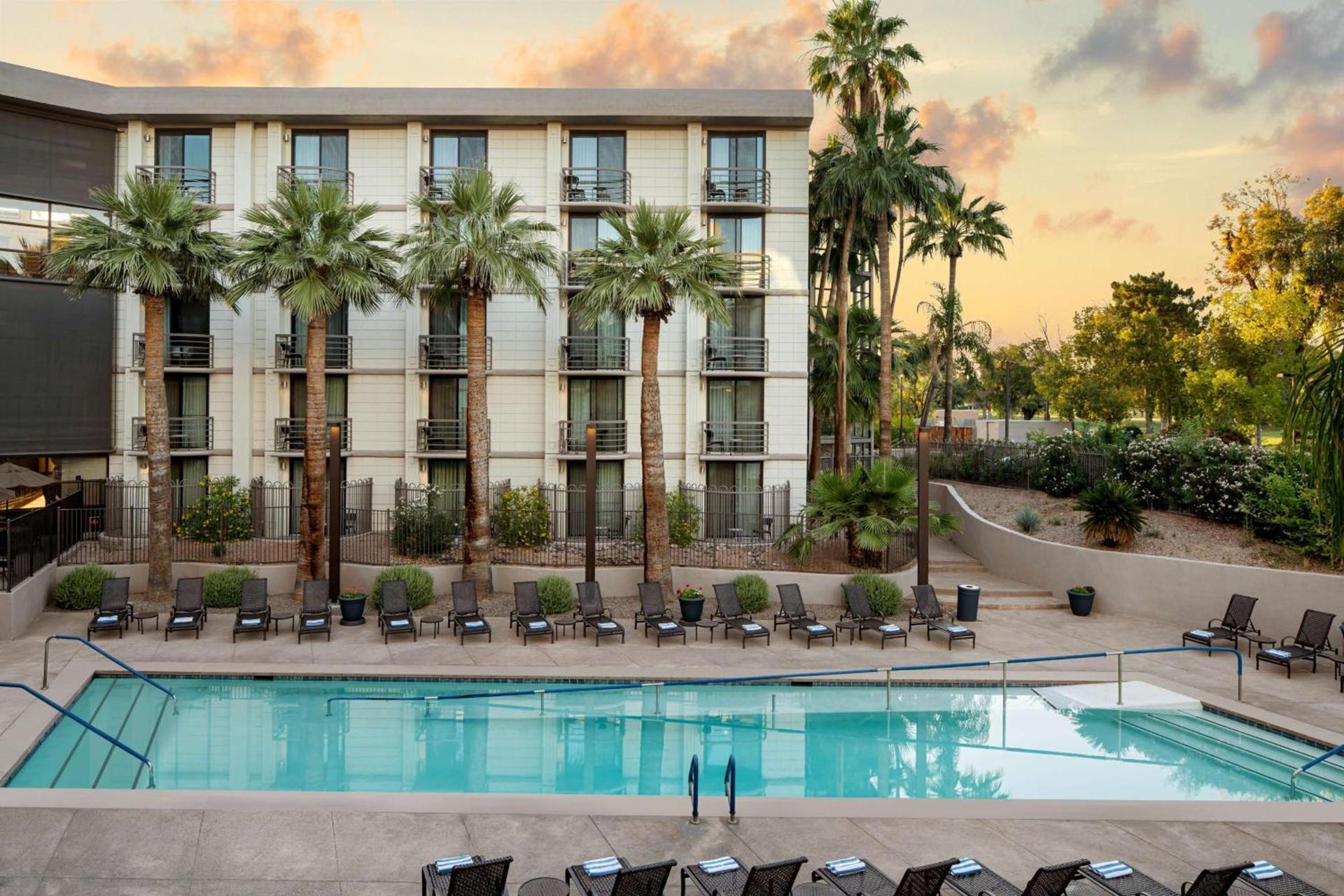 Embassy Suites by Hilton Phoenix Biltmore photo 7