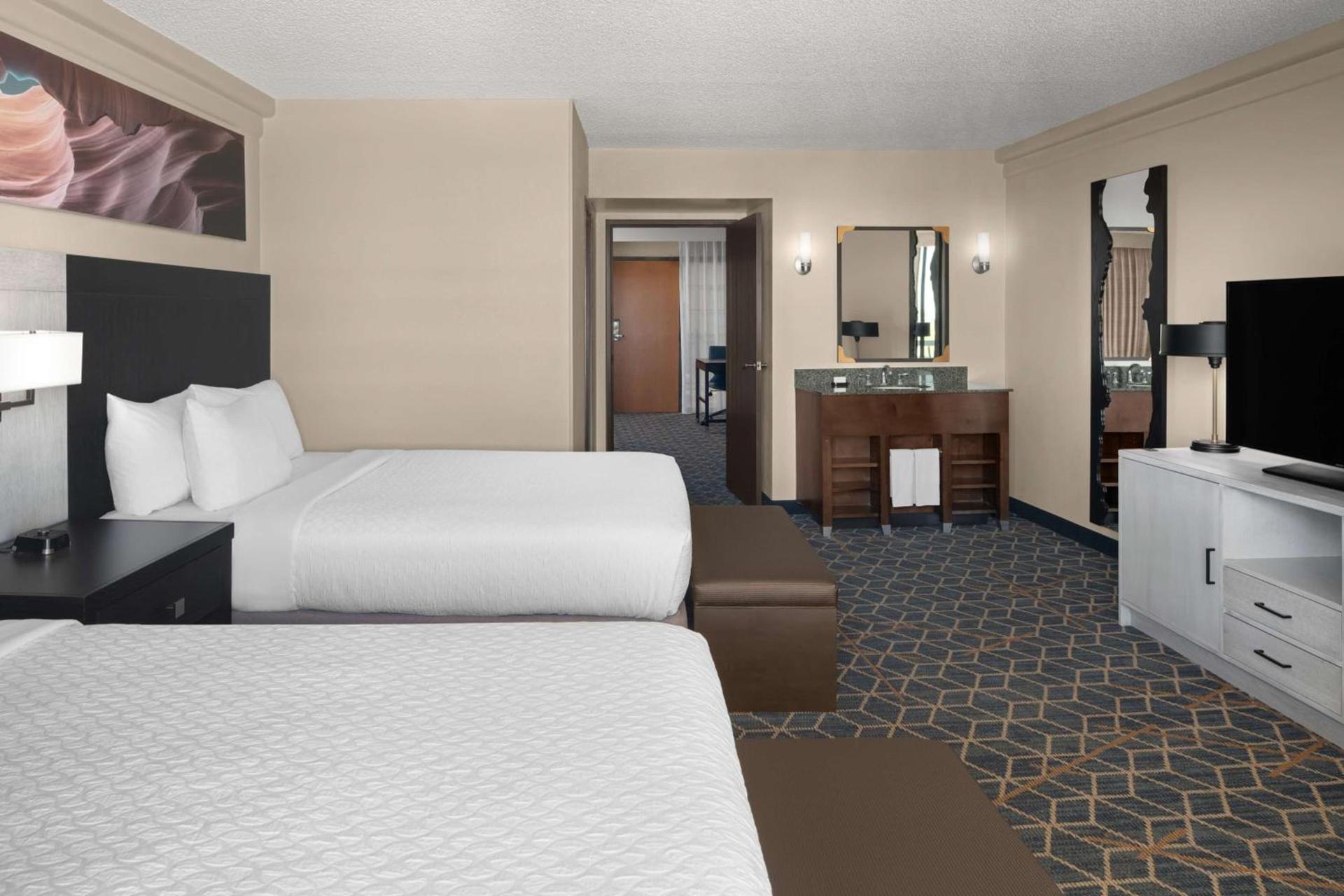 Embassy Suites by Hilton Phoenix Biltmore photo 33