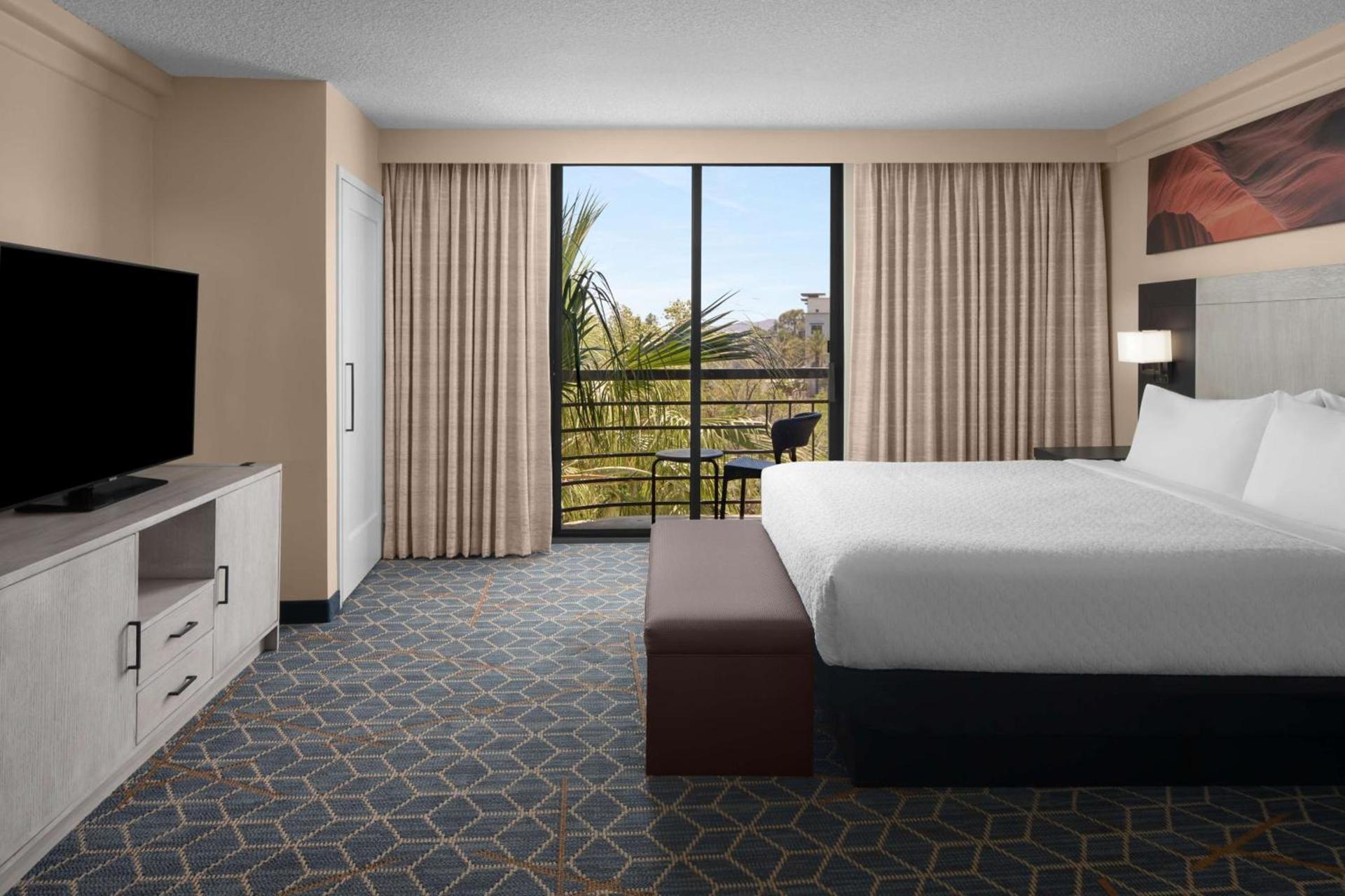 Embassy Suites by Hilton Phoenix Biltmore photo 39