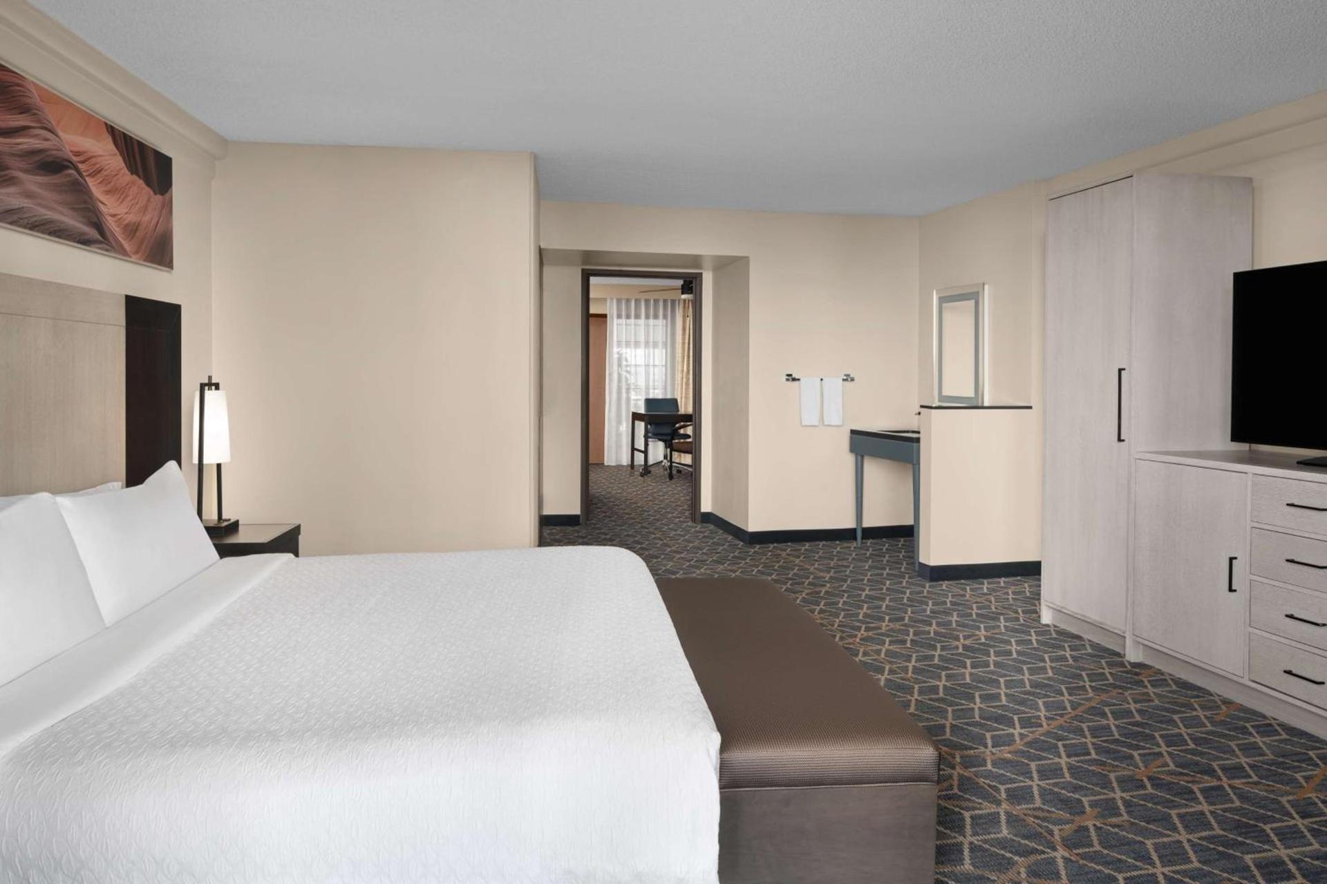 Embassy Suites by Hilton Phoenix Biltmore photo 41