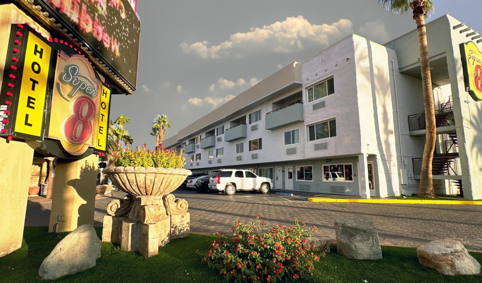 Super 8 by Wyndham Las Vegas North Strip/Fremont St. Area photo 2