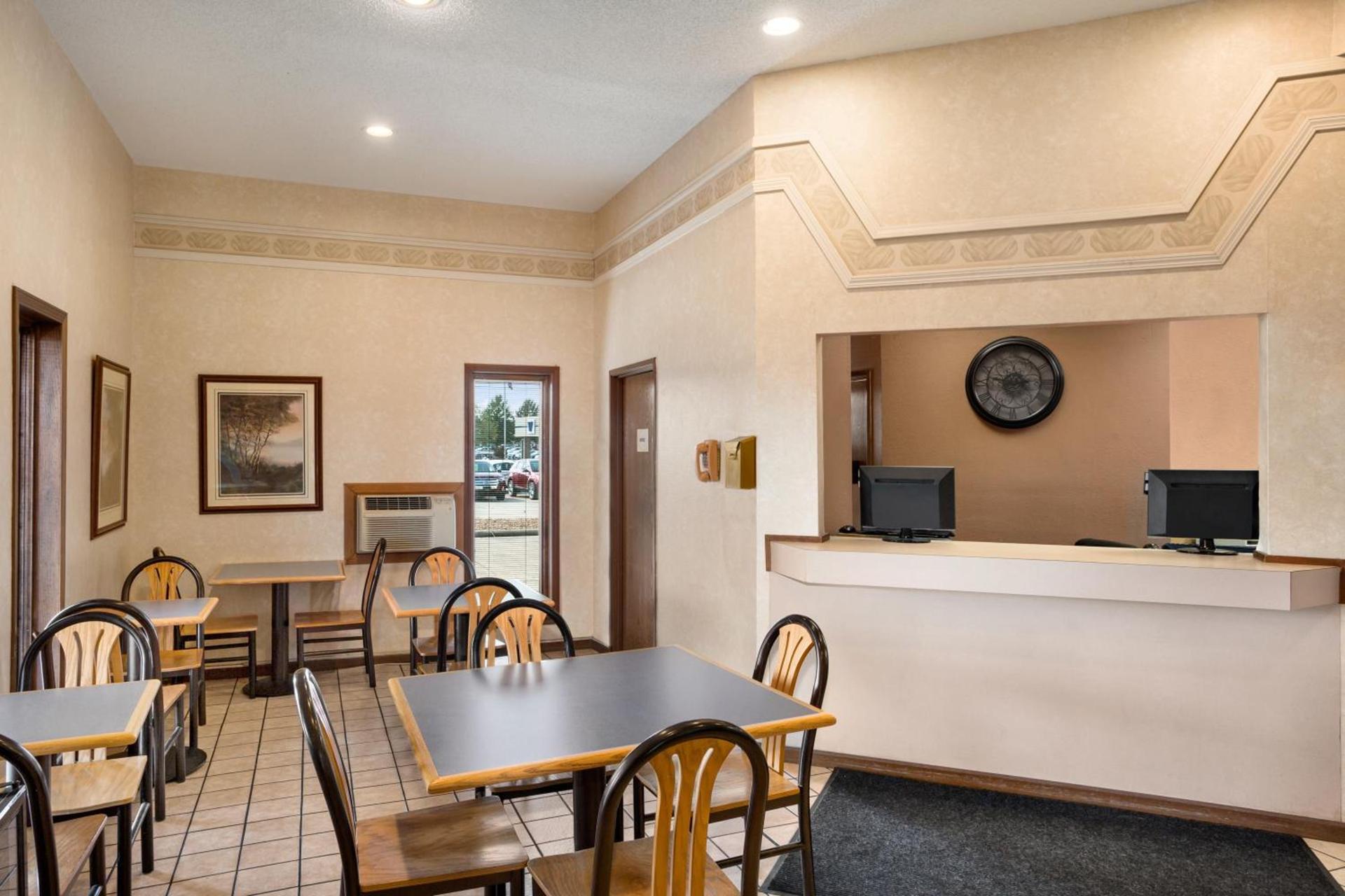 Super 8 by Wyndham Carbondale photo 16