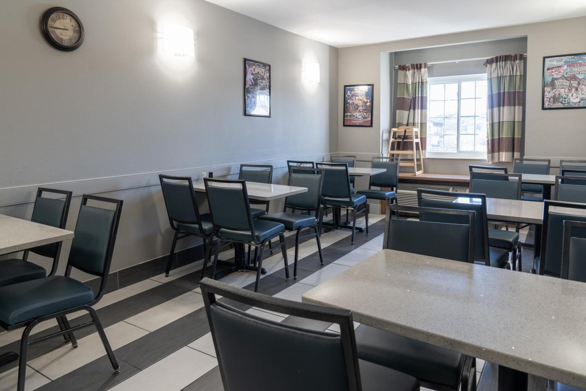 Microtel Inn & Suites by Wyndham Pigeon Forge photo 18