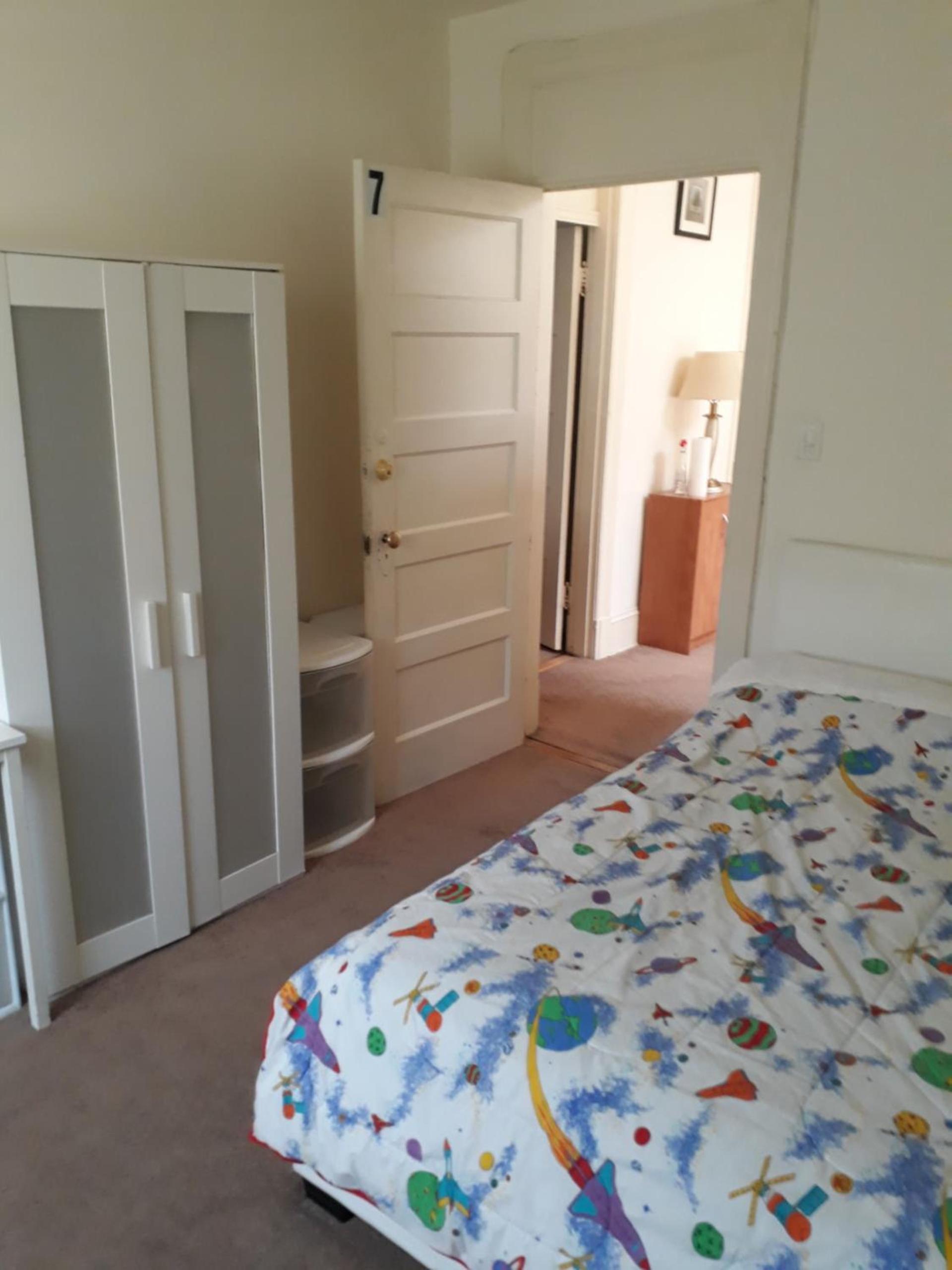 Pleasant Rooming House photo 10