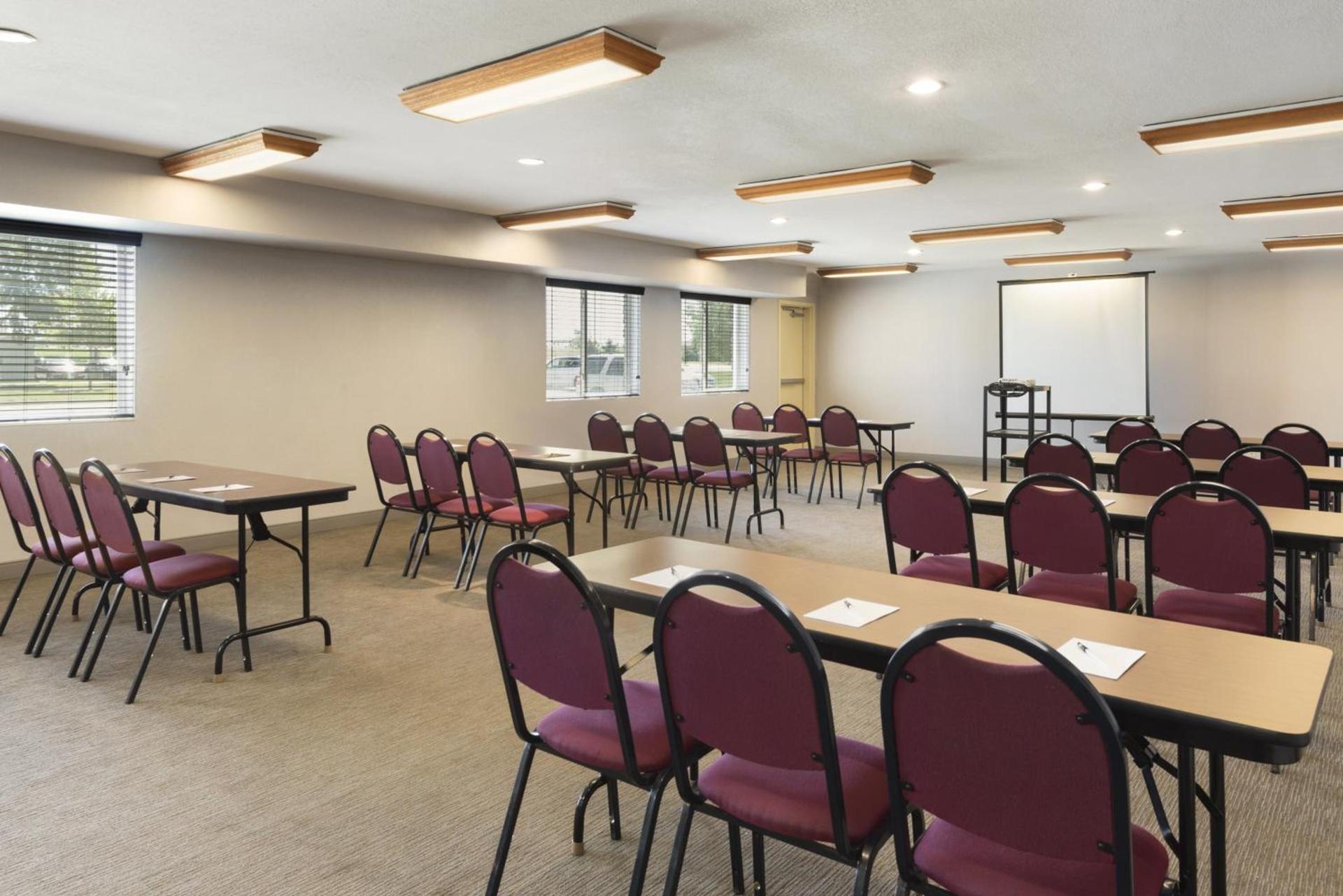 Country Inn & Suites by Radisson, Cedar Rapids Airport, IA photo 27