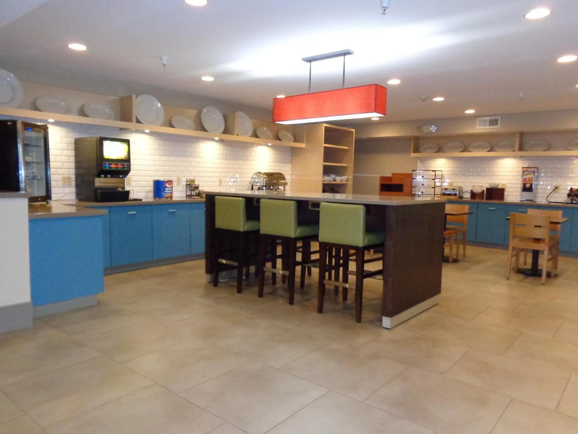 Country Inn & Suites by Radisson, Cedar Rapids Airport, IA photo 25