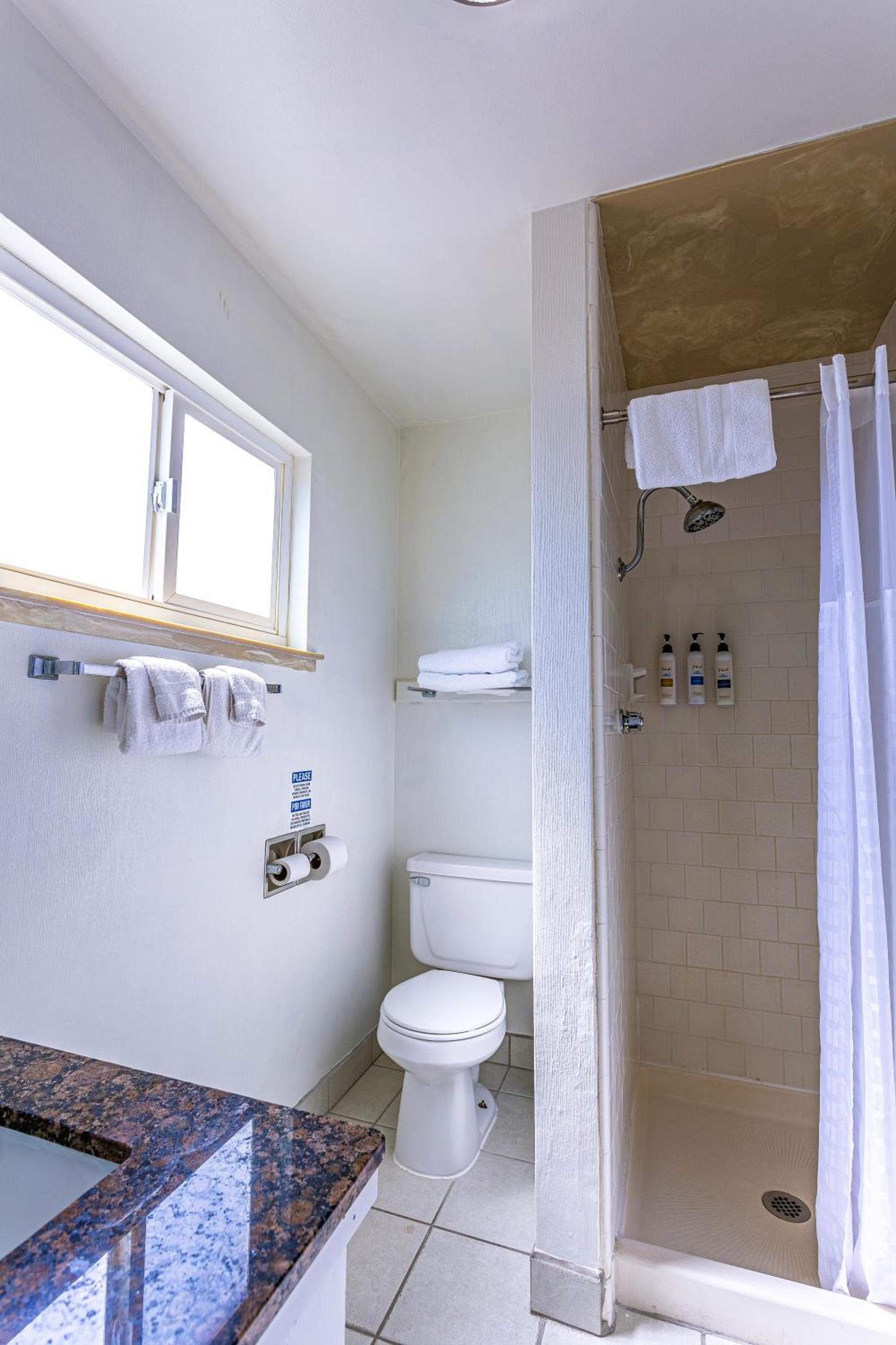 Coastal Breeze Inn photo 18