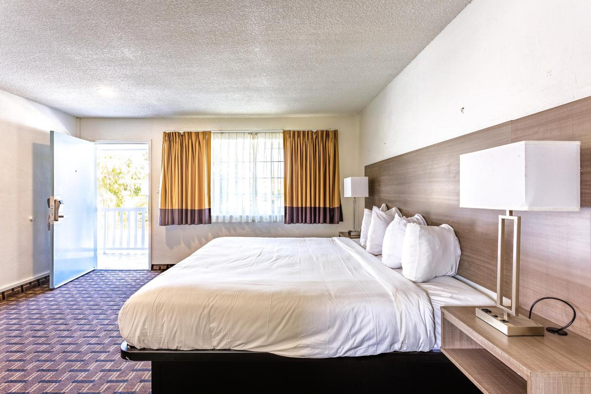 Coastal Breeze Inn photo 17