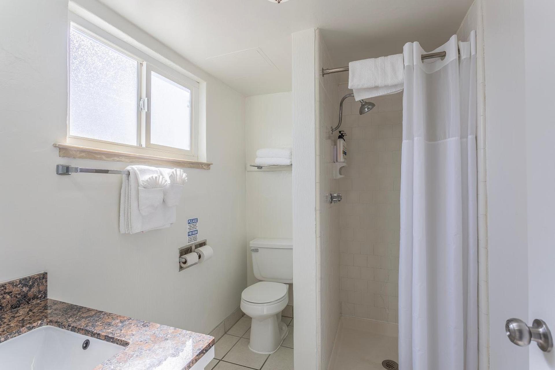 Coastal Breeze Inn photo 27